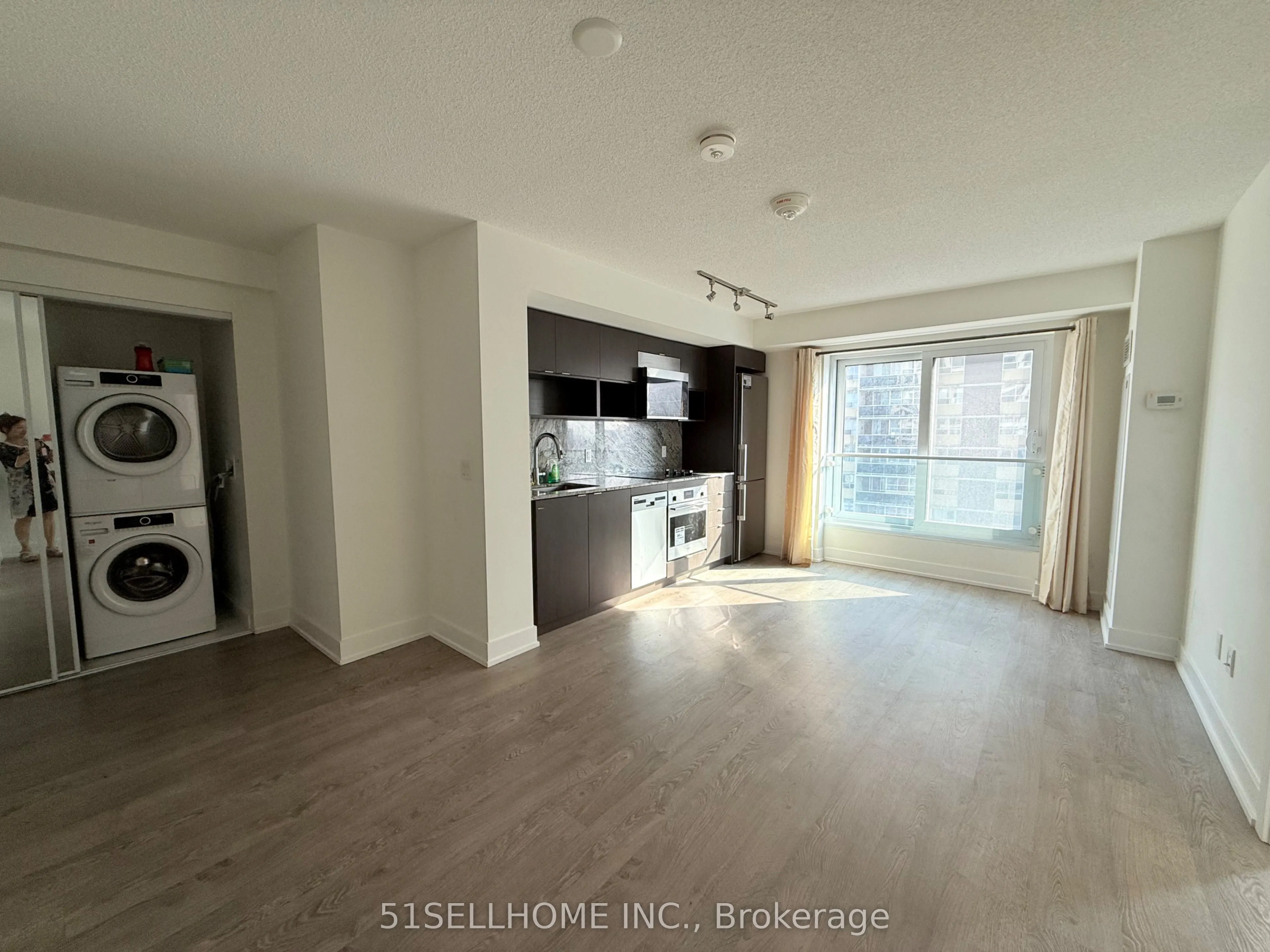 9 Mabelle Avenue, #1826