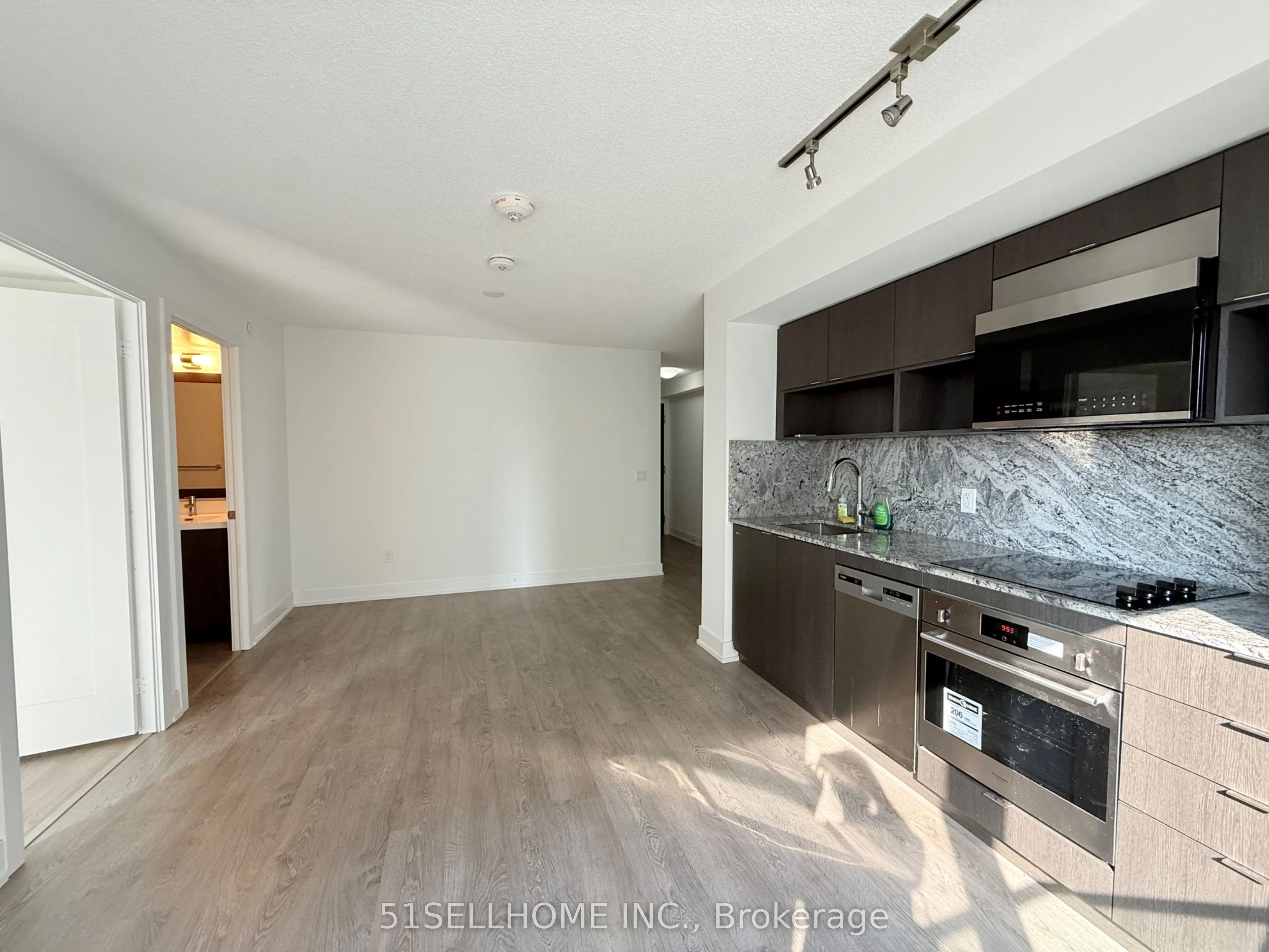 9 Mabelle Avenue, #1826