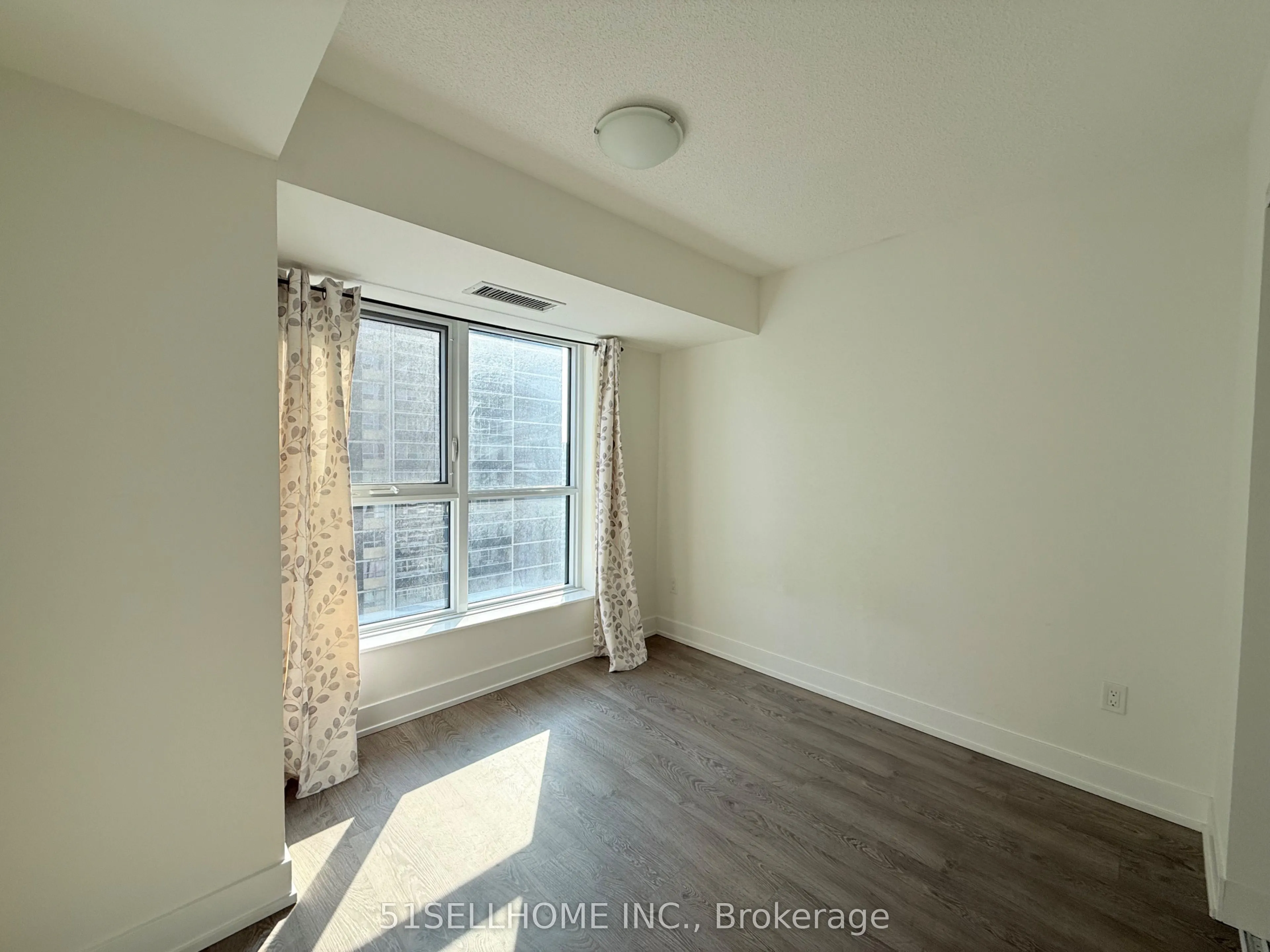 9 Mabelle Avenue, #1826