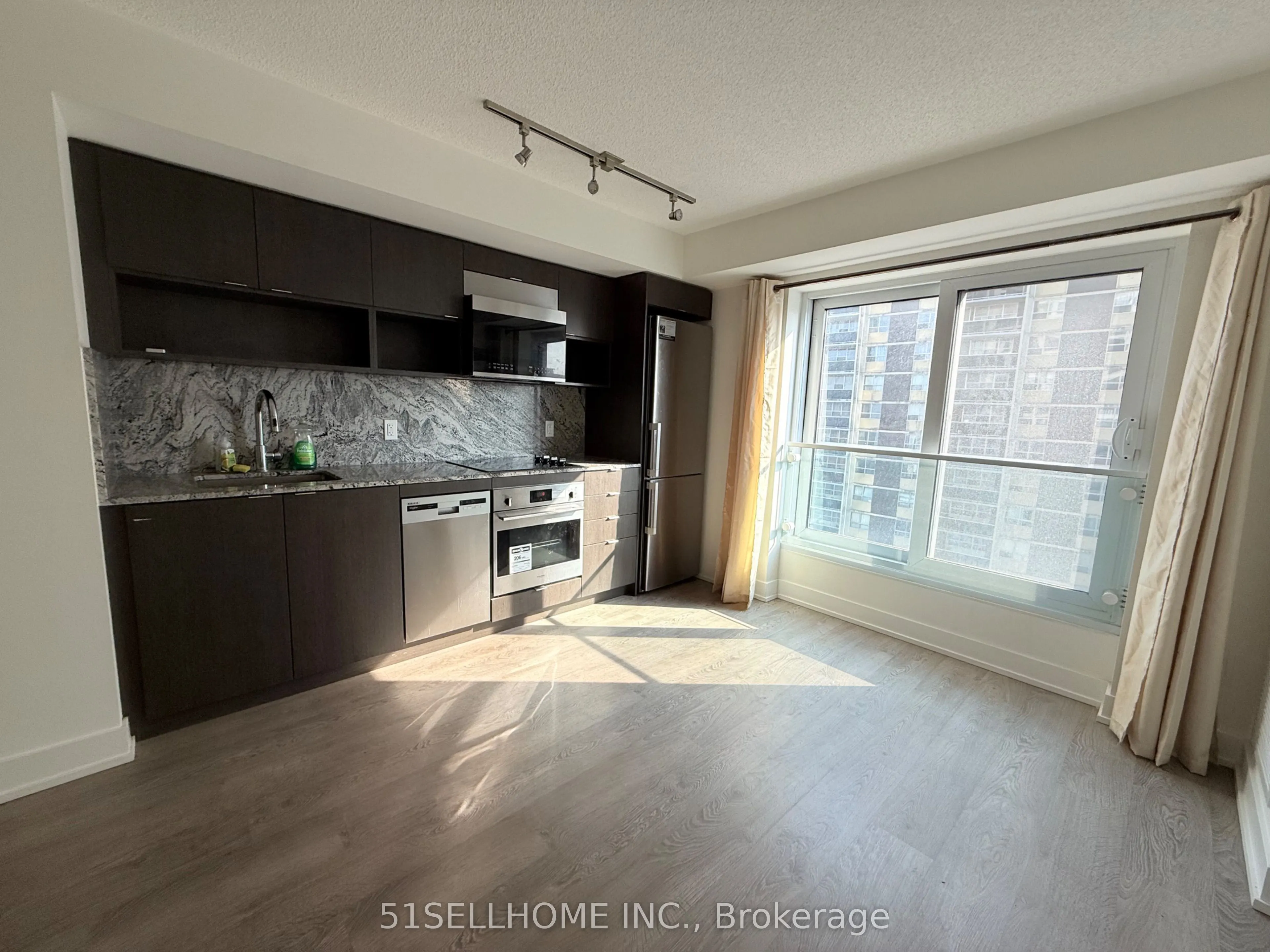 9 Mabelle Avenue, #1826