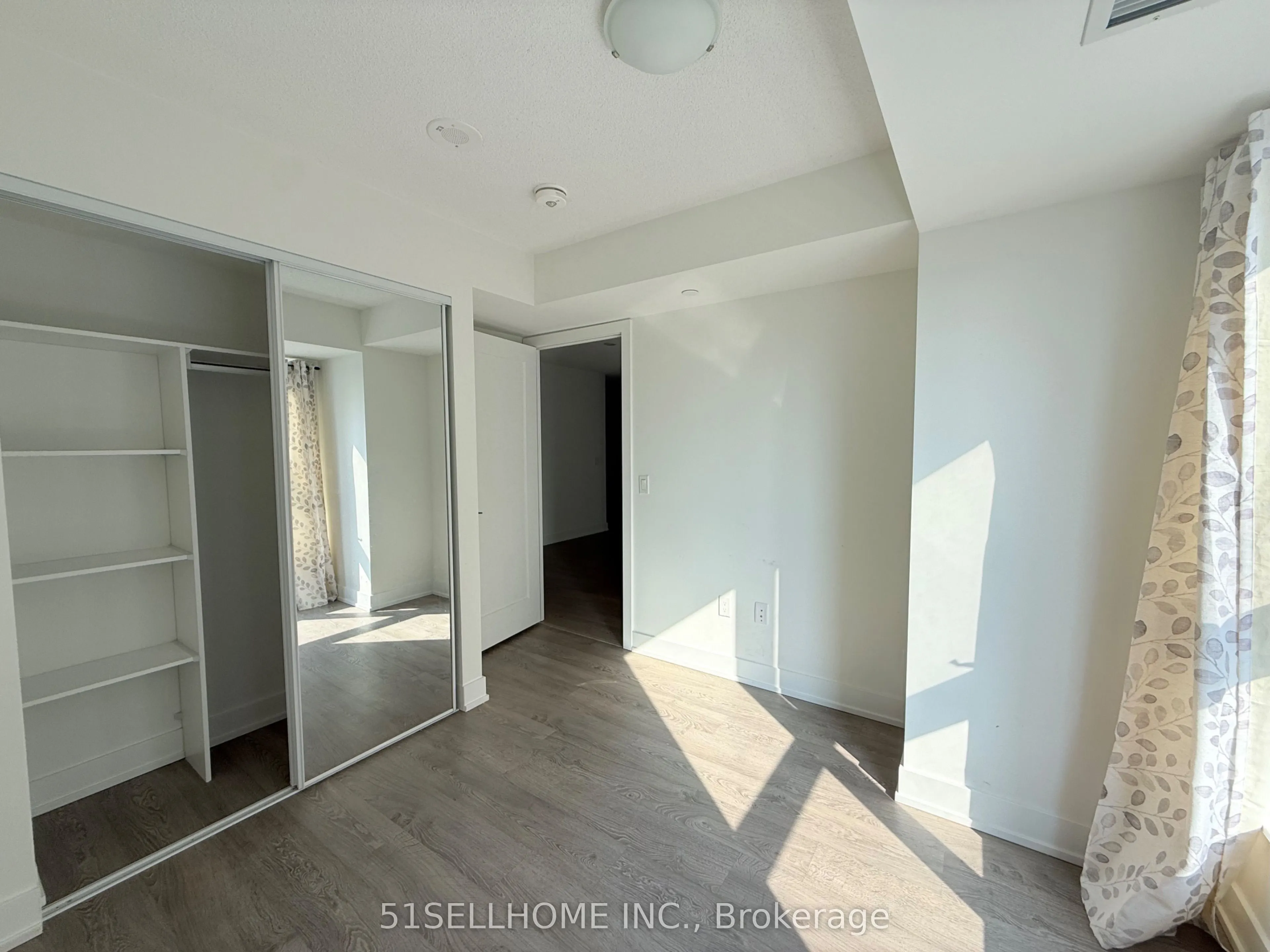 9 Mabelle Avenue, #1826