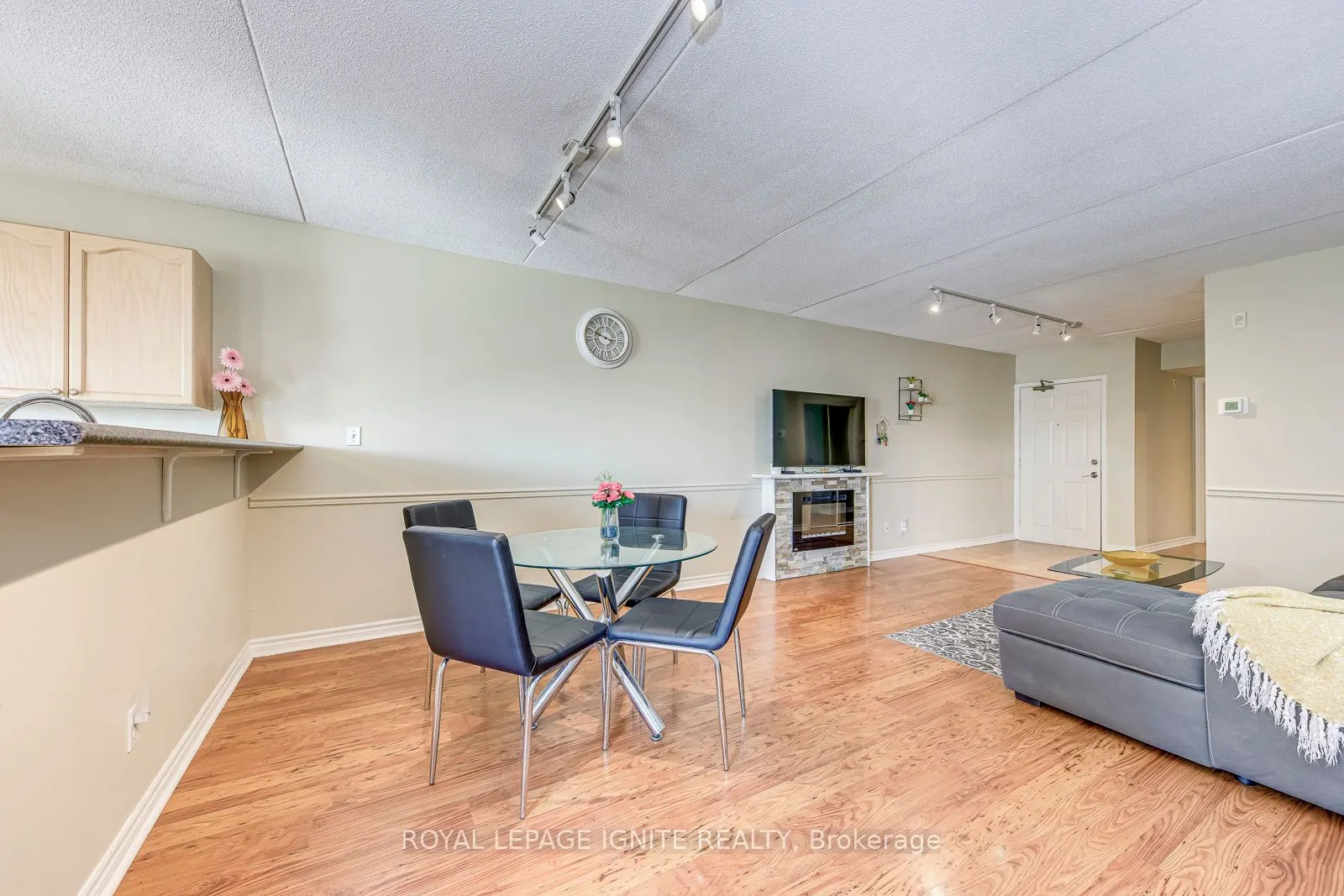 1820 Walkers Line, #211