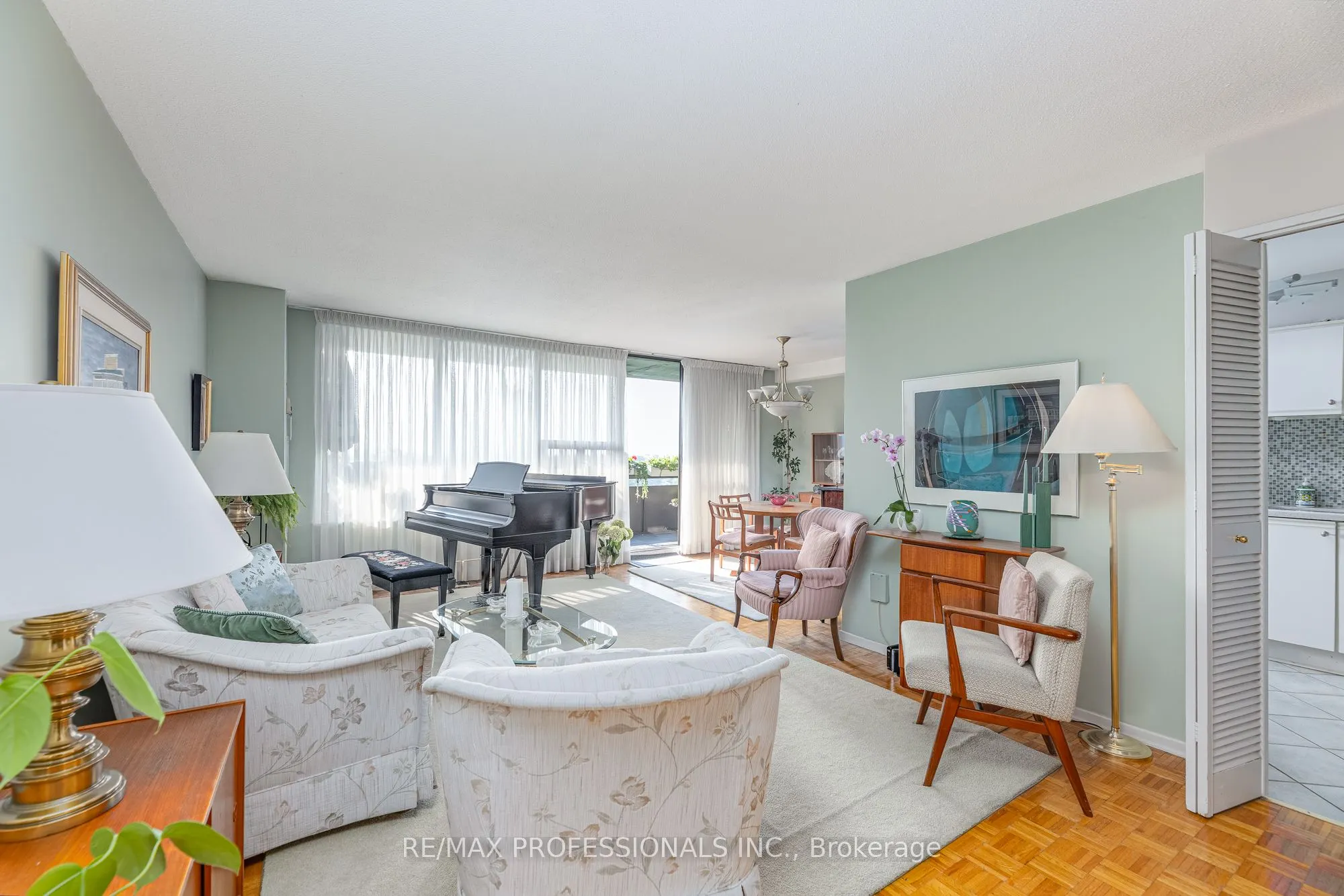 11 Wincott Drive, #907