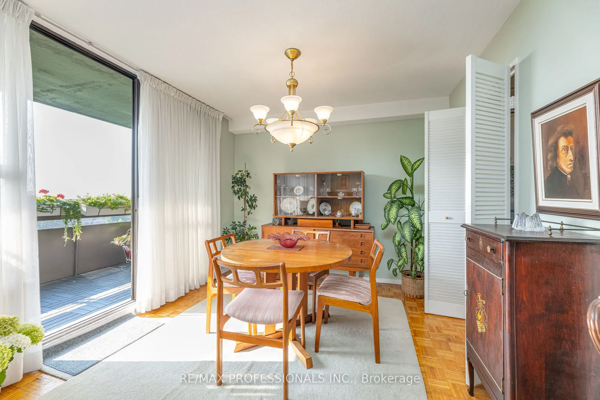 11 Wincott Drive, #907