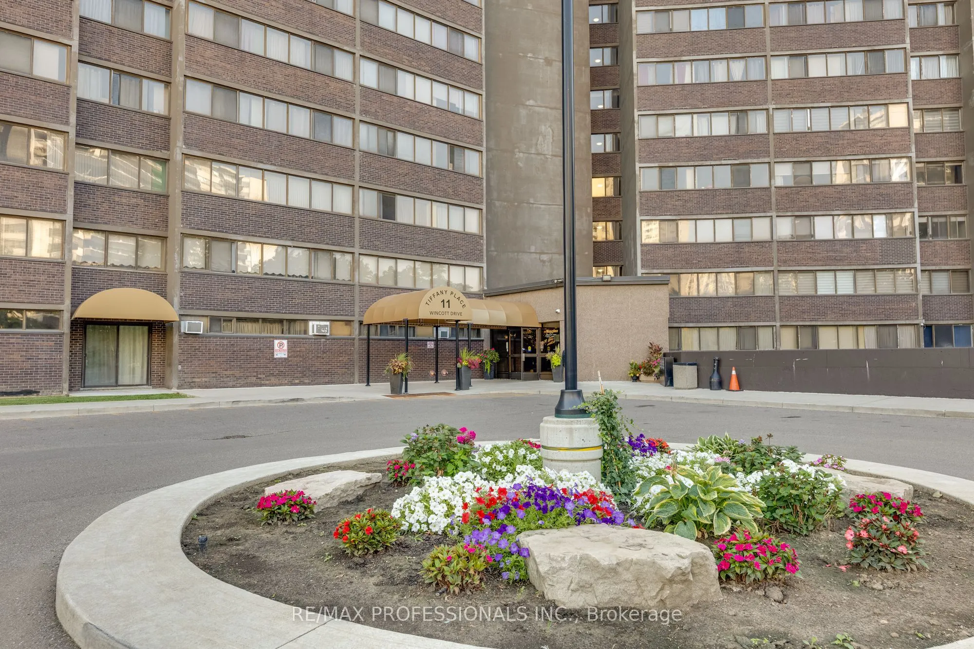 11 Wincott Drive, #907