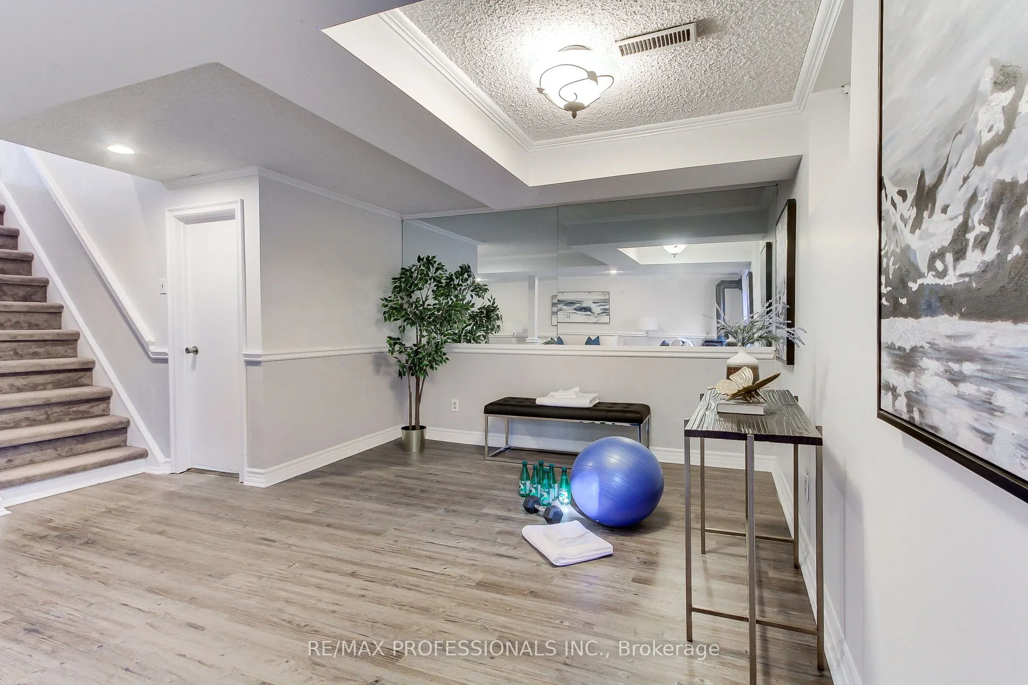425 Canterbury Crescent