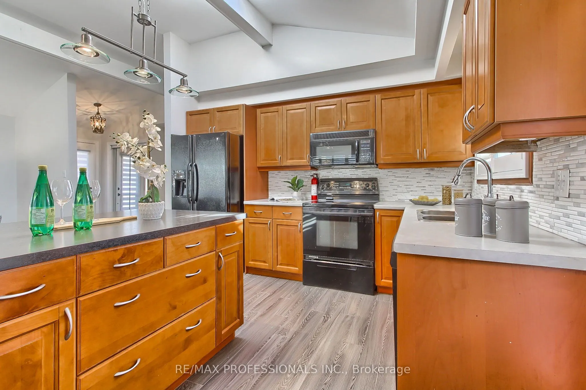 425 Canterbury Crescent