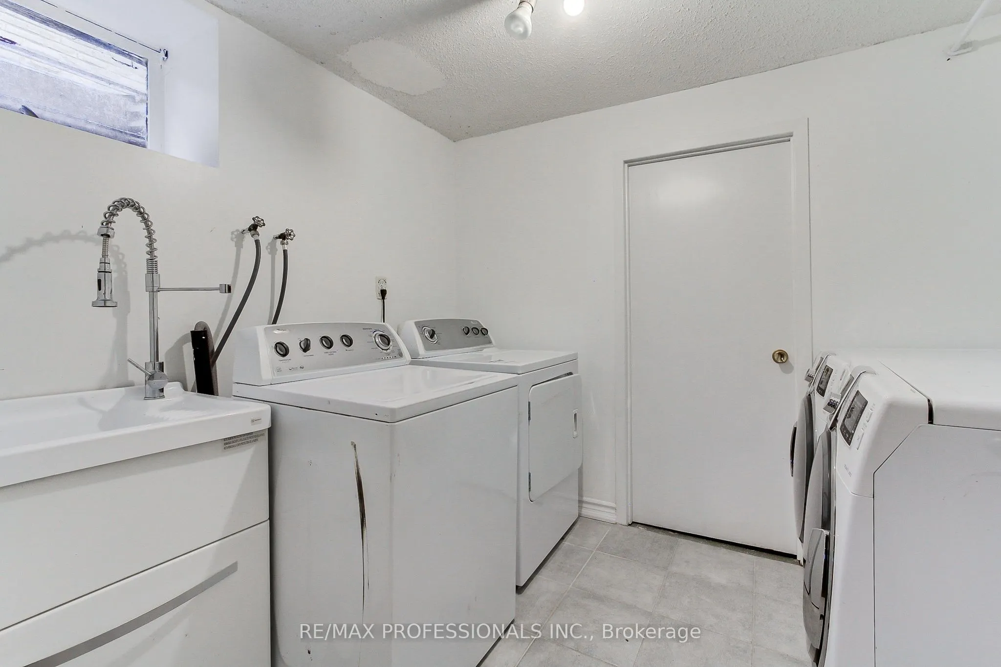 425 Canterbury Crescent