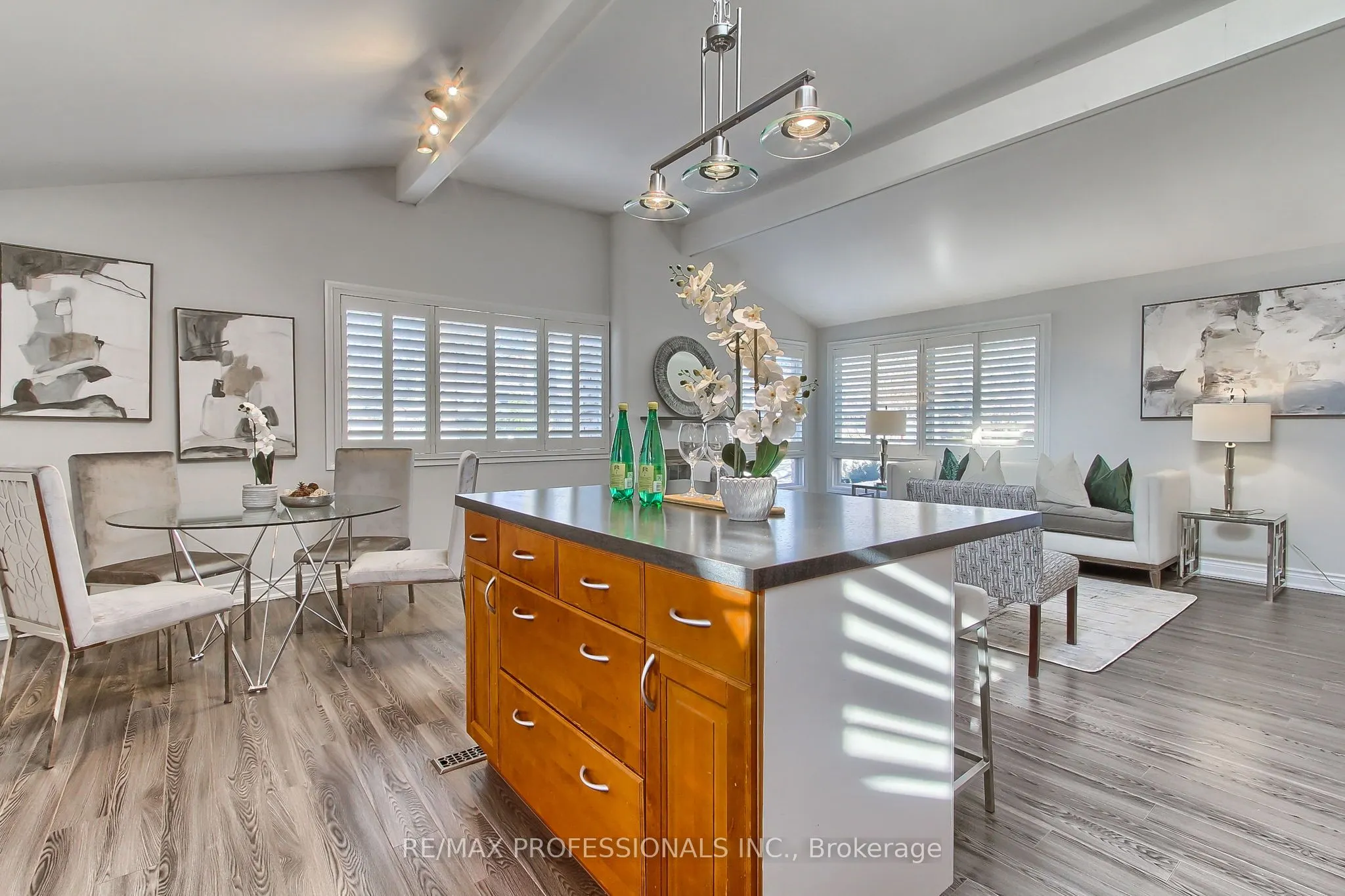 425 Canterbury Crescent