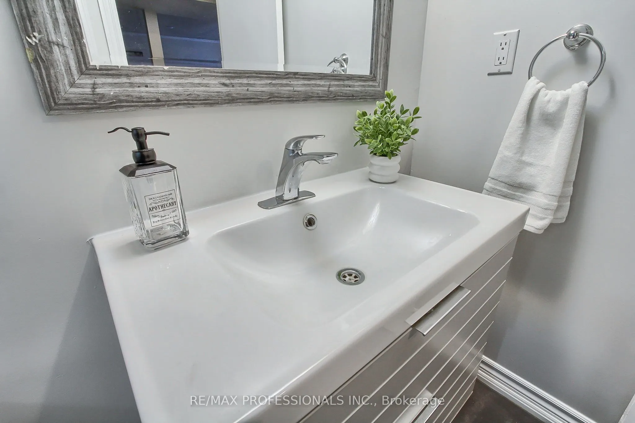 425 Canterbury Crescent