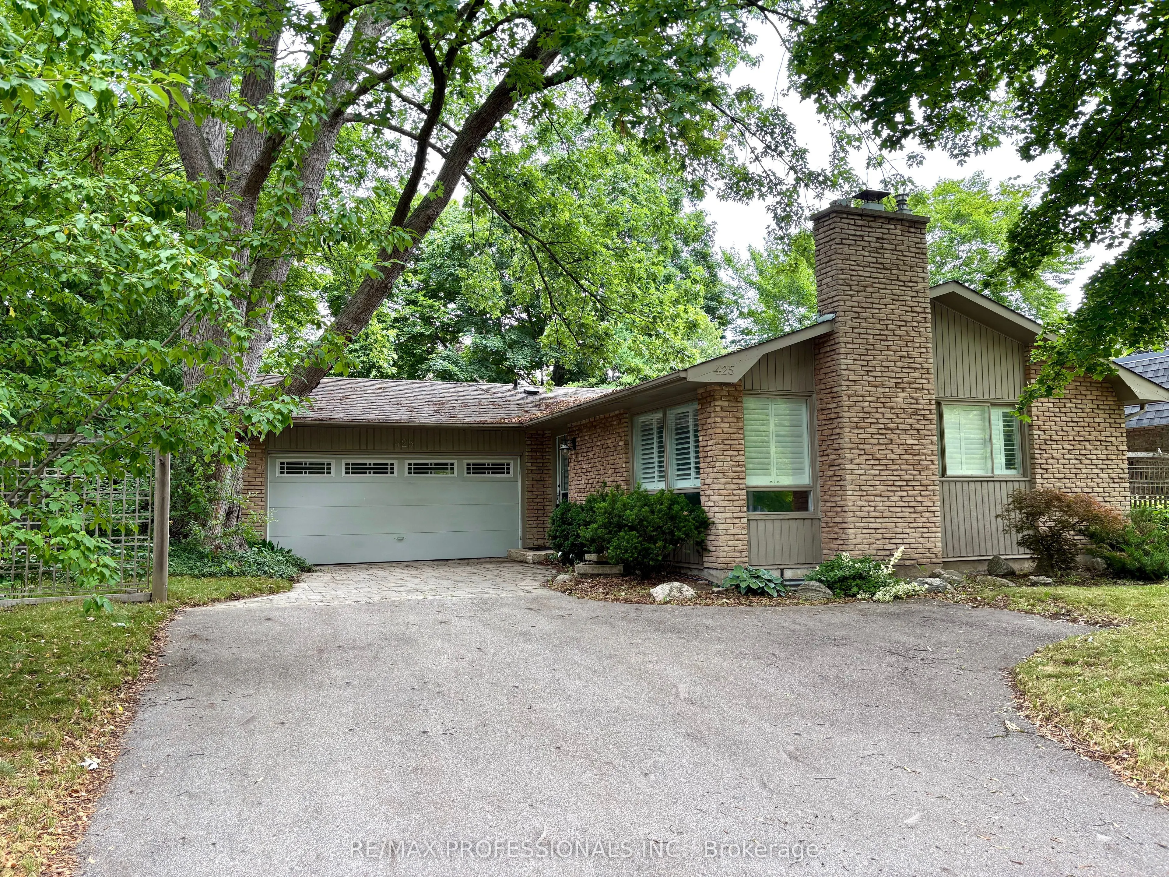 425 Canterbury Crescent