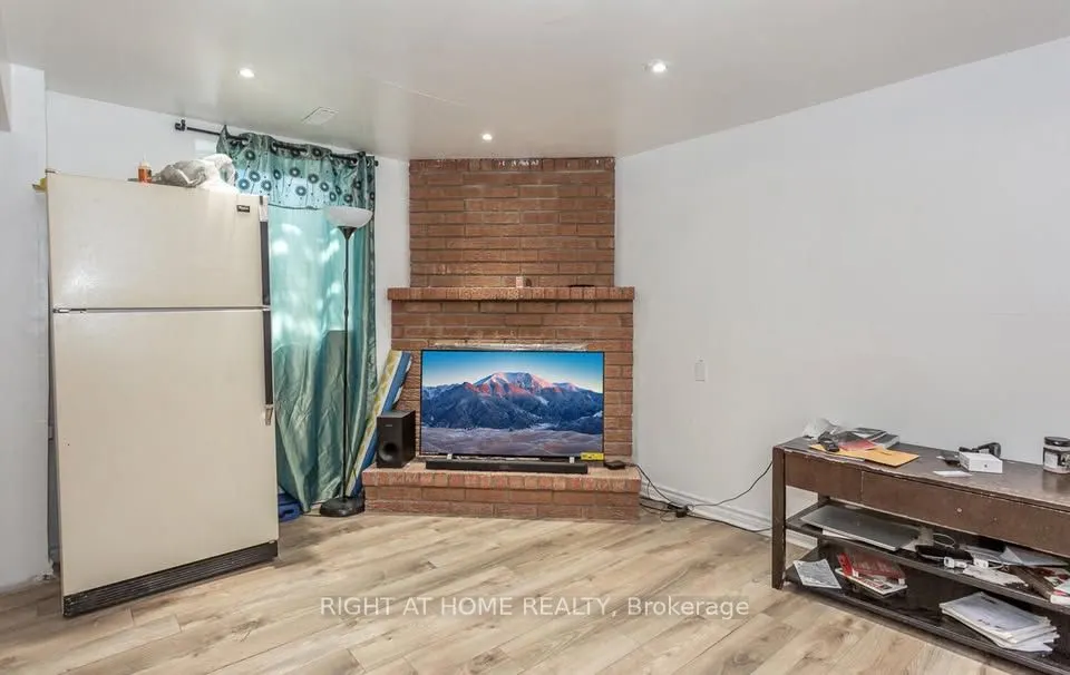 86 Clarridge Court N, #Basement