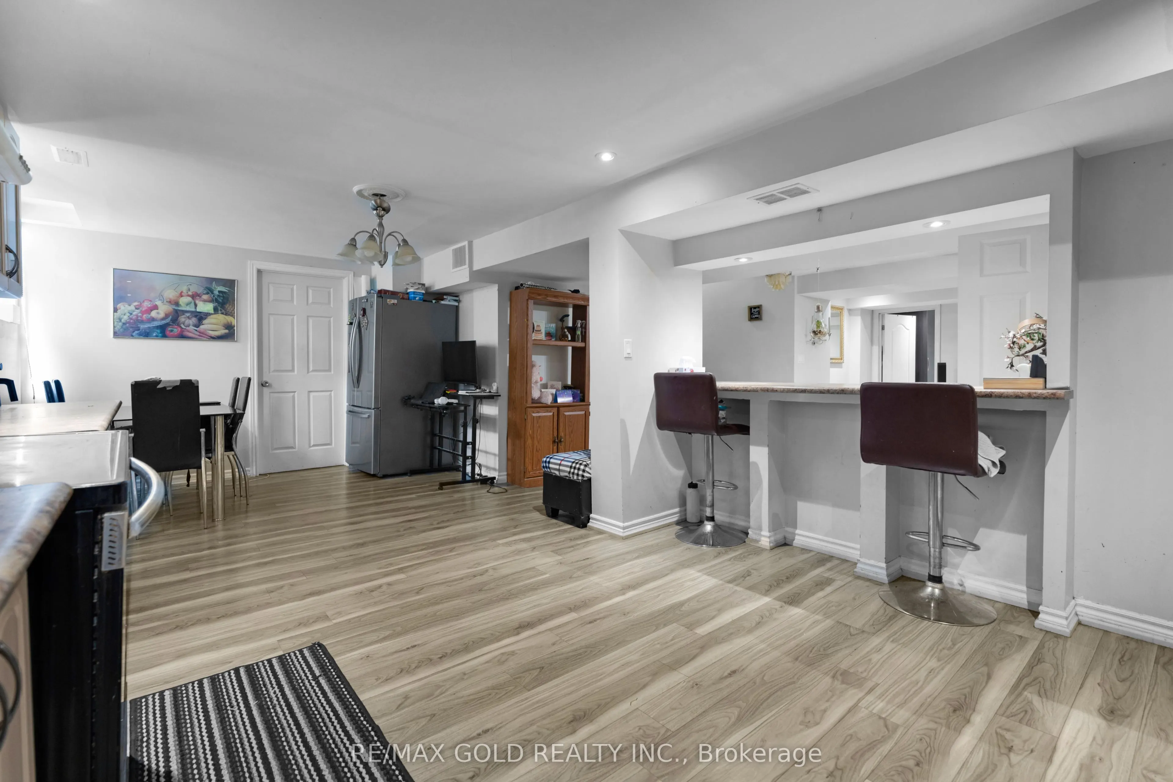 52 LINDERWOOD Drive N