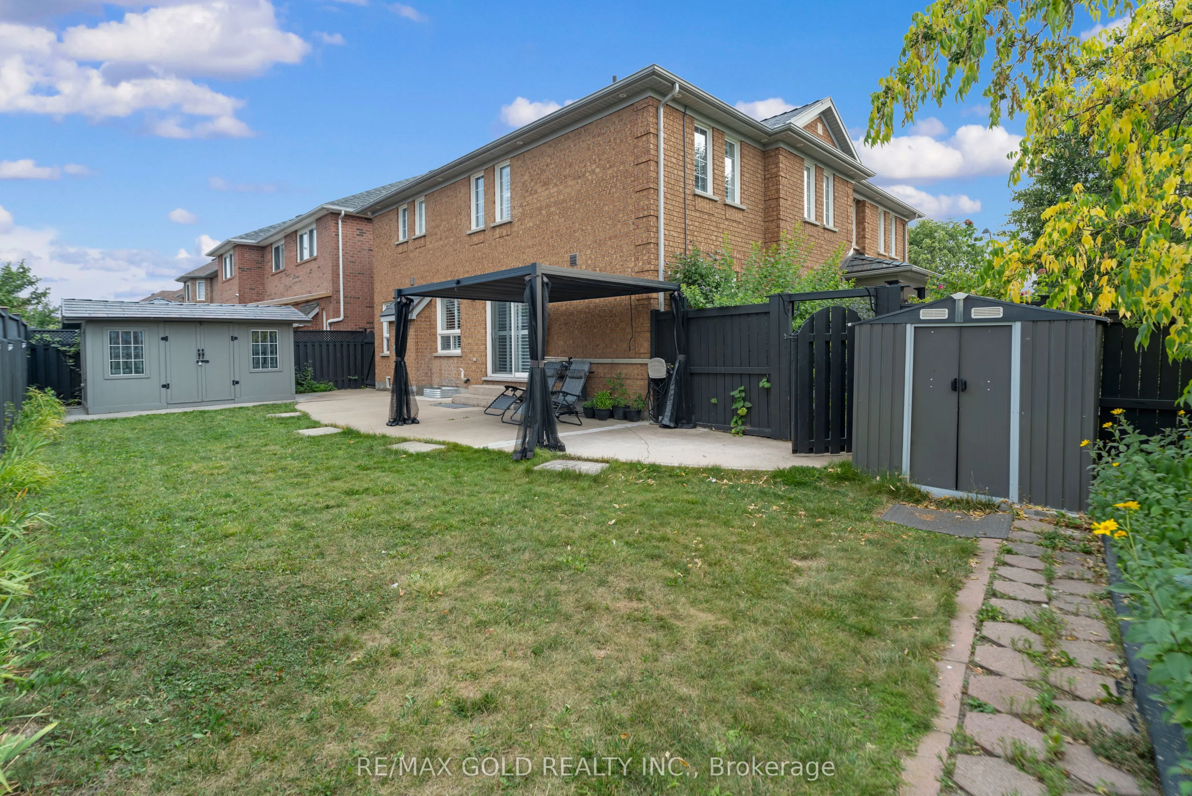 52 LINDERWOOD Drive N