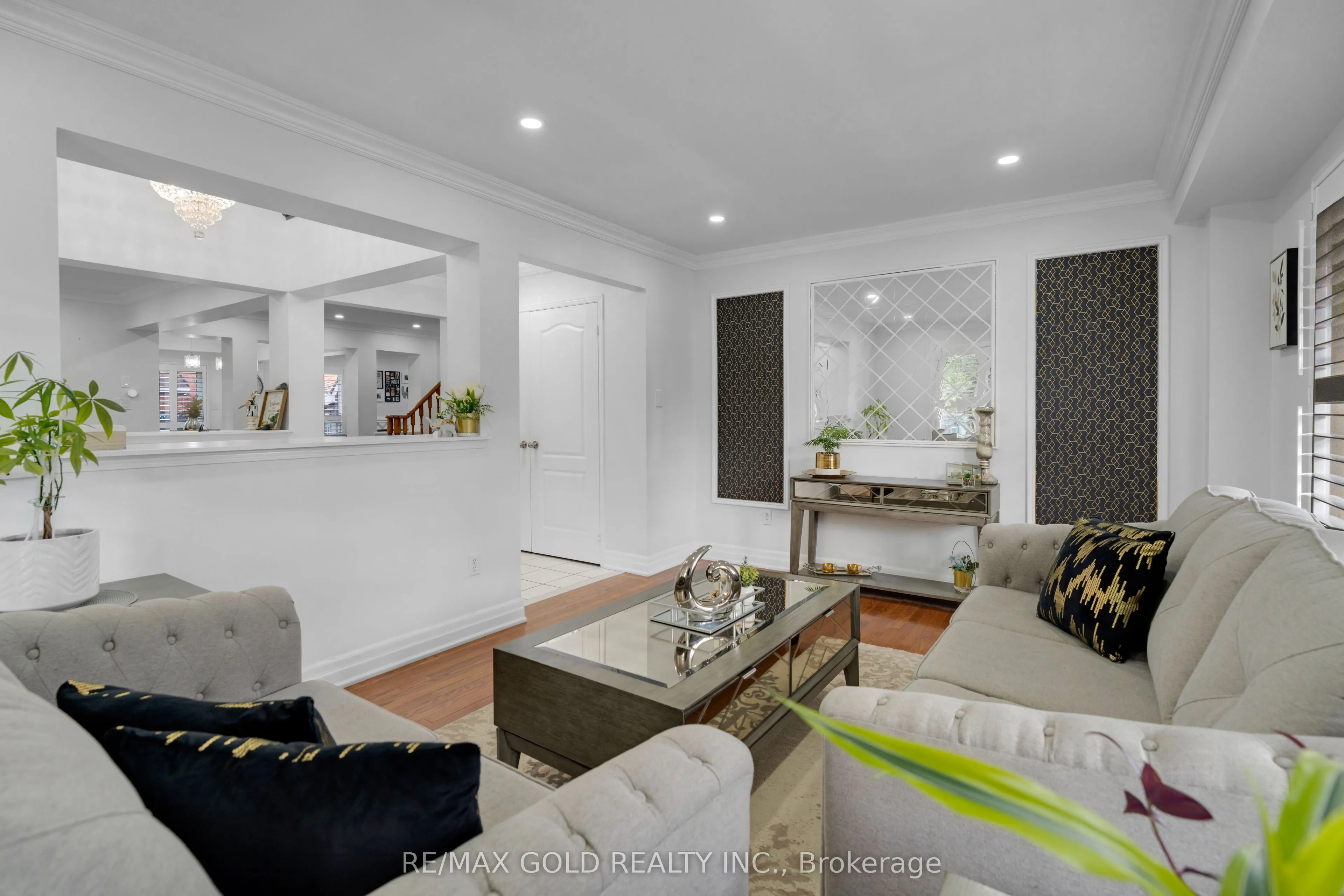 52 LINDERWOOD Drive N
