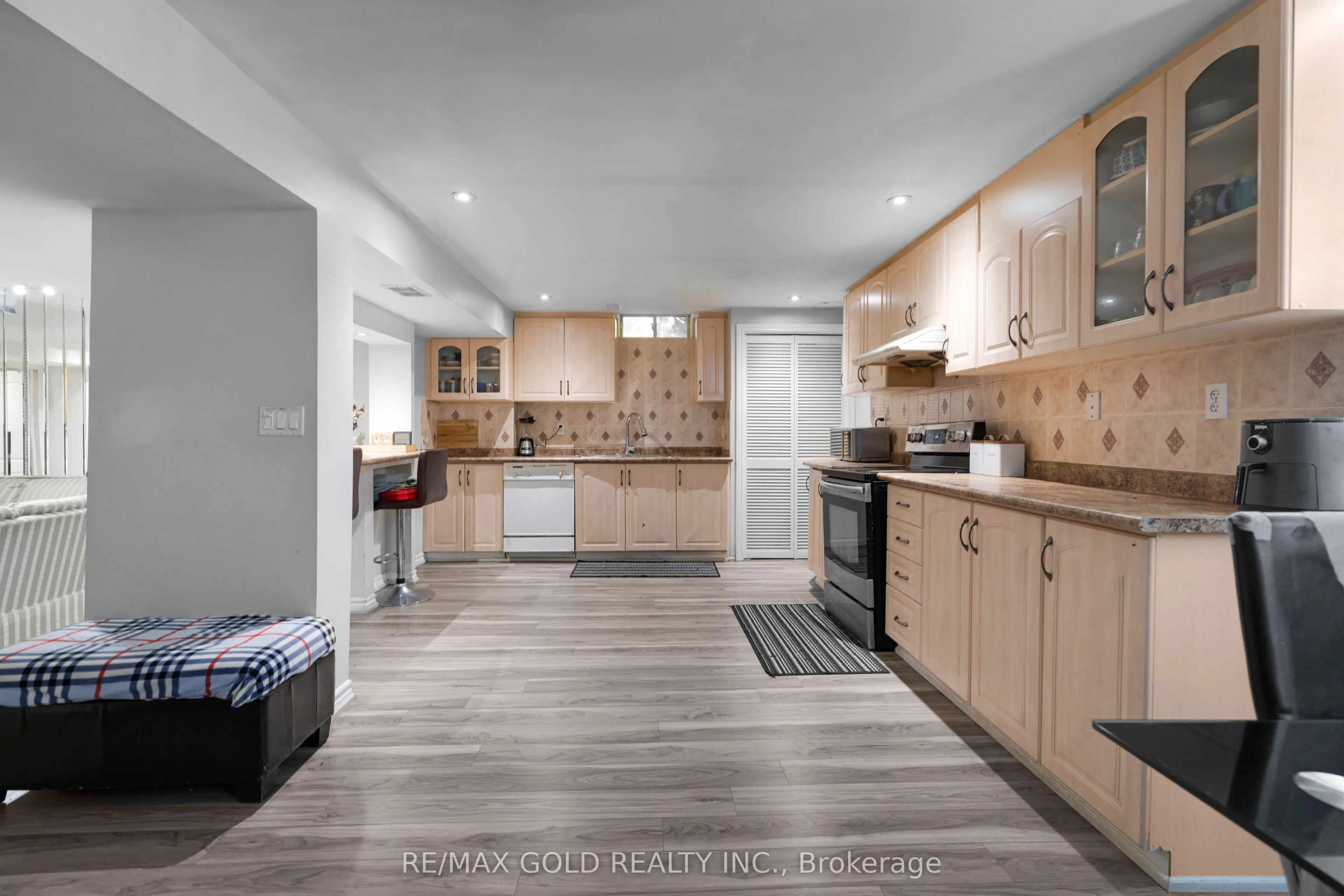 52 LINDERWOOD Drive N