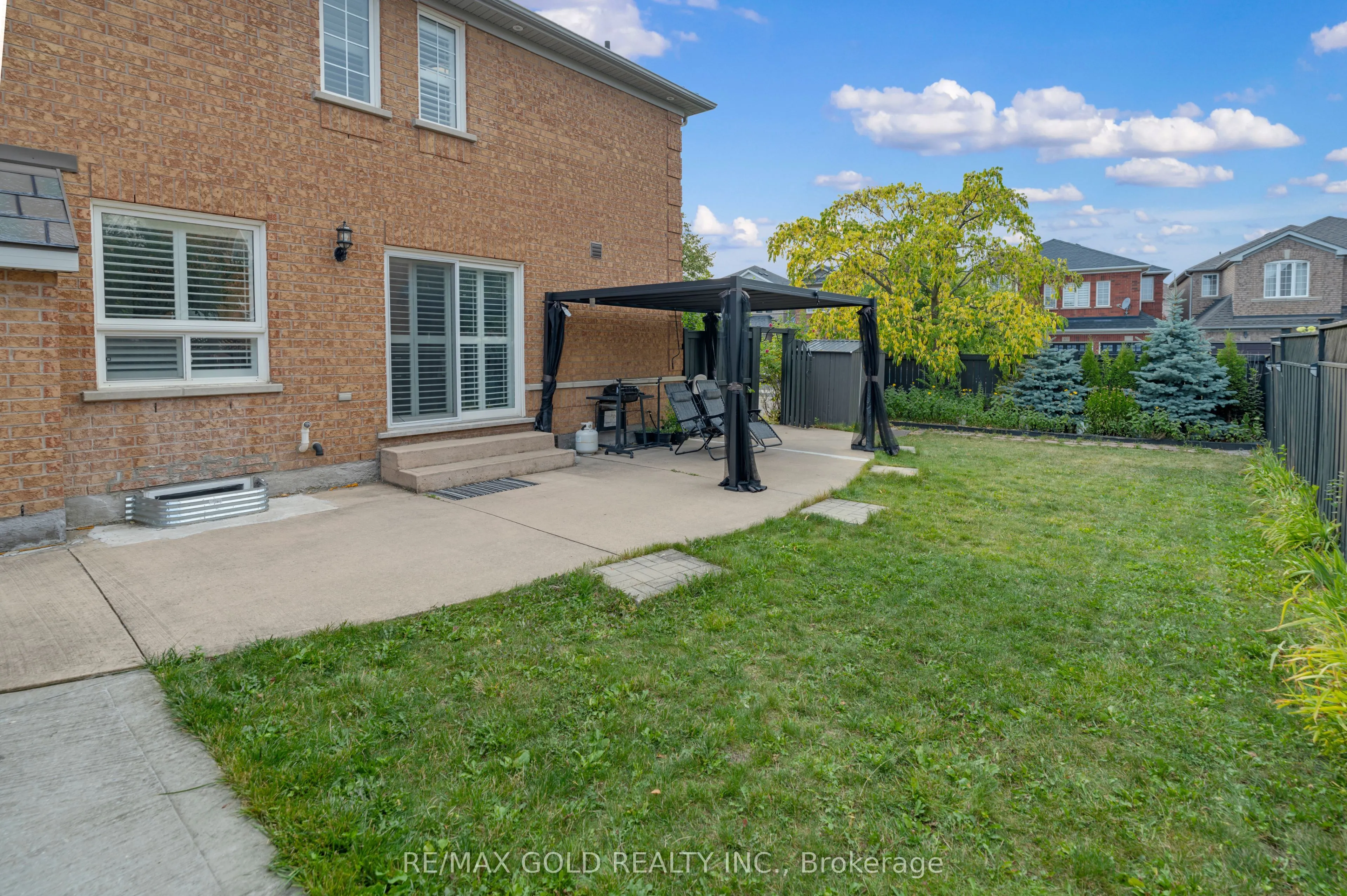 52 LINDERWOOD Drive N