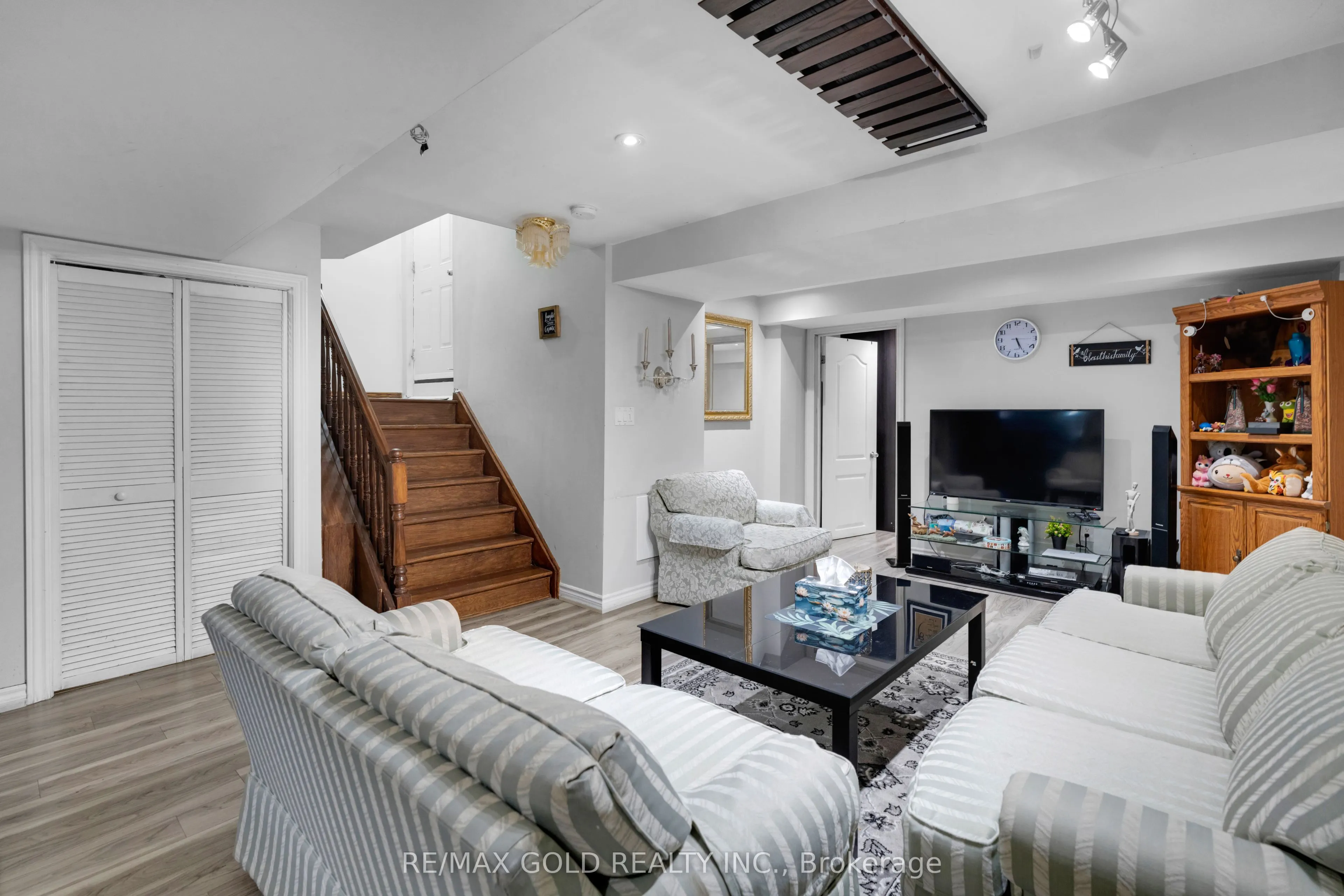 52 LINDERWOOD Drive N