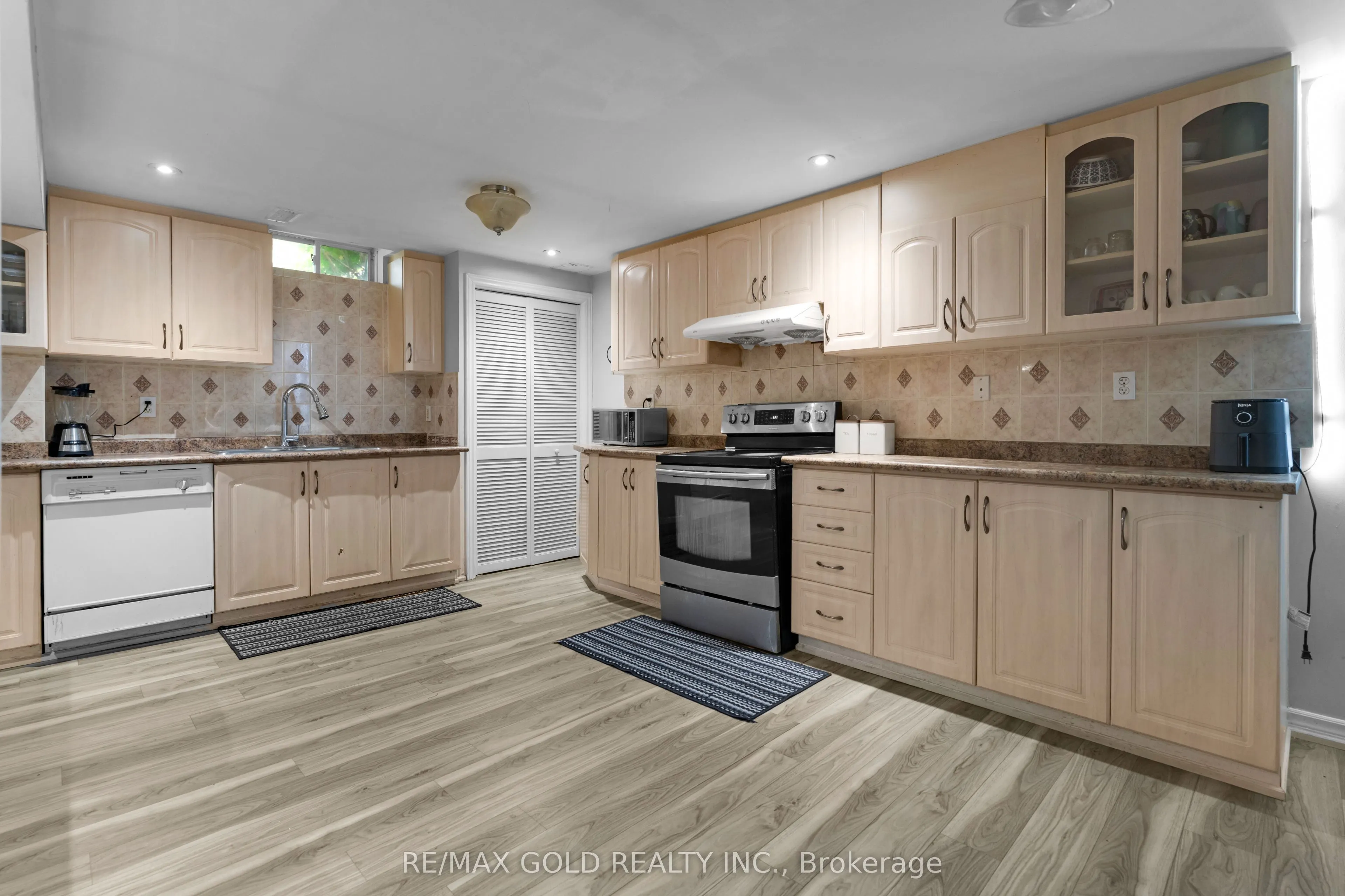 52 LINDERWOOD Drive N