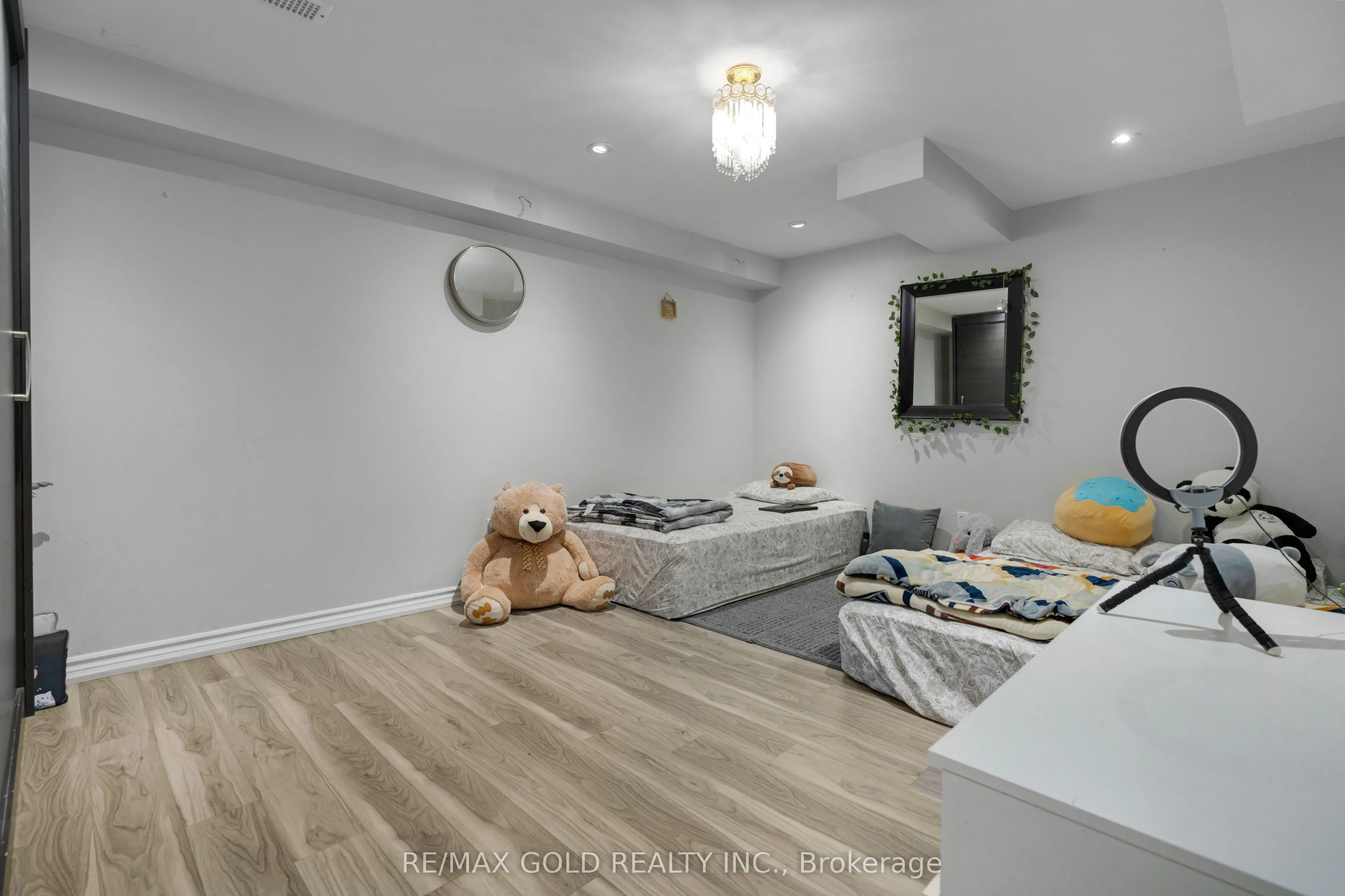52 LINDERWOOD Drive N