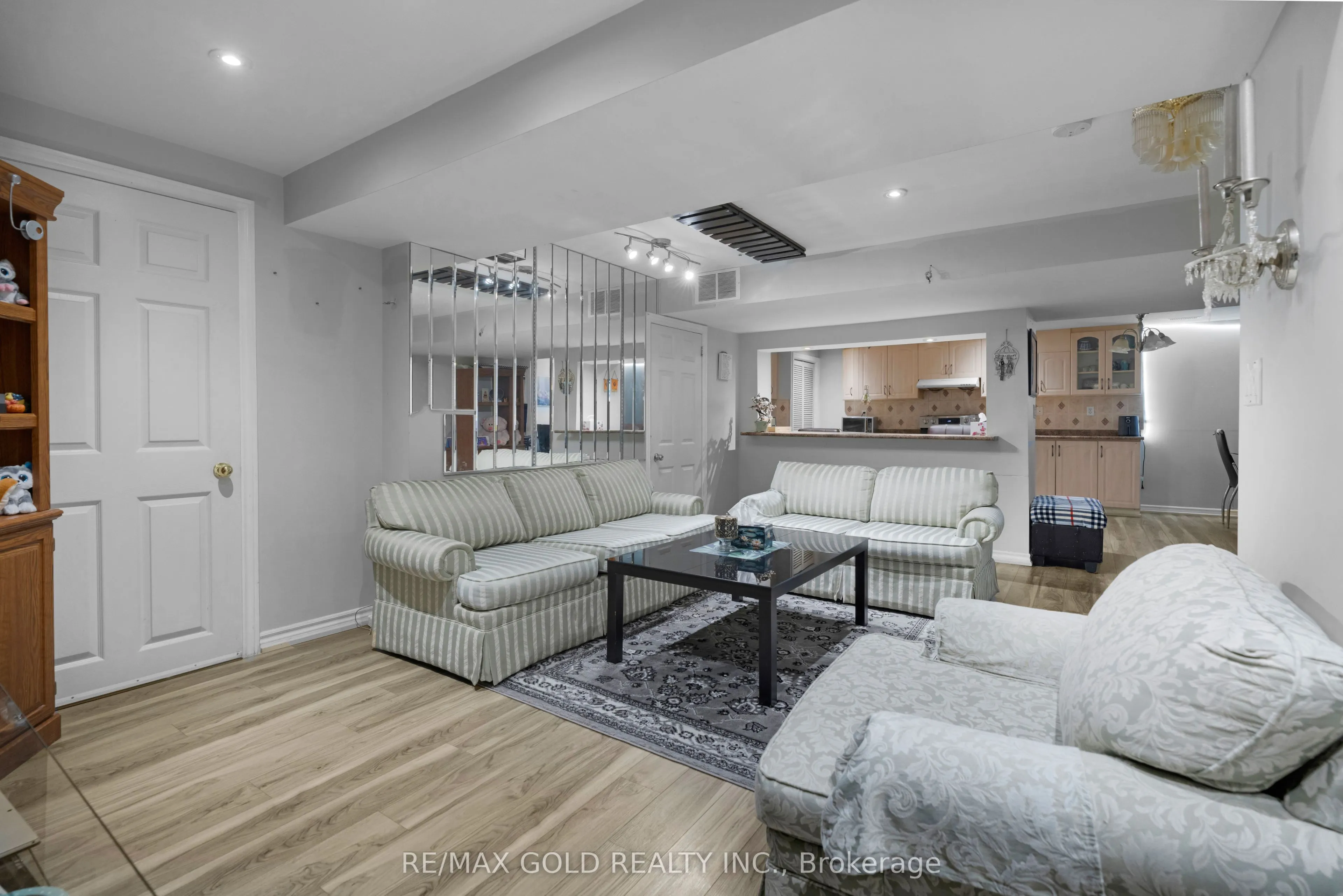 52 LINDERWOOD Drive N