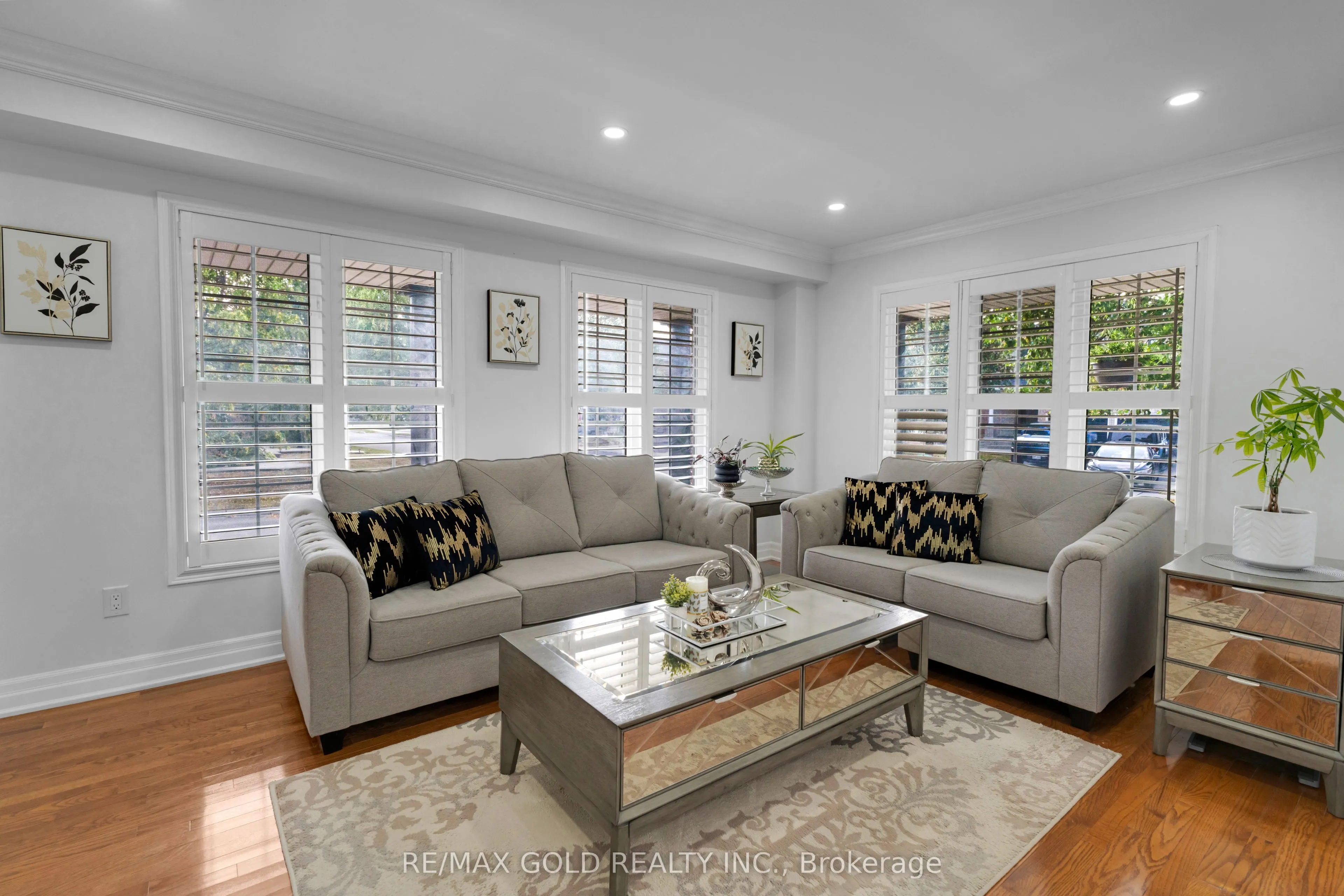 52 LINDERWOOD Drive N