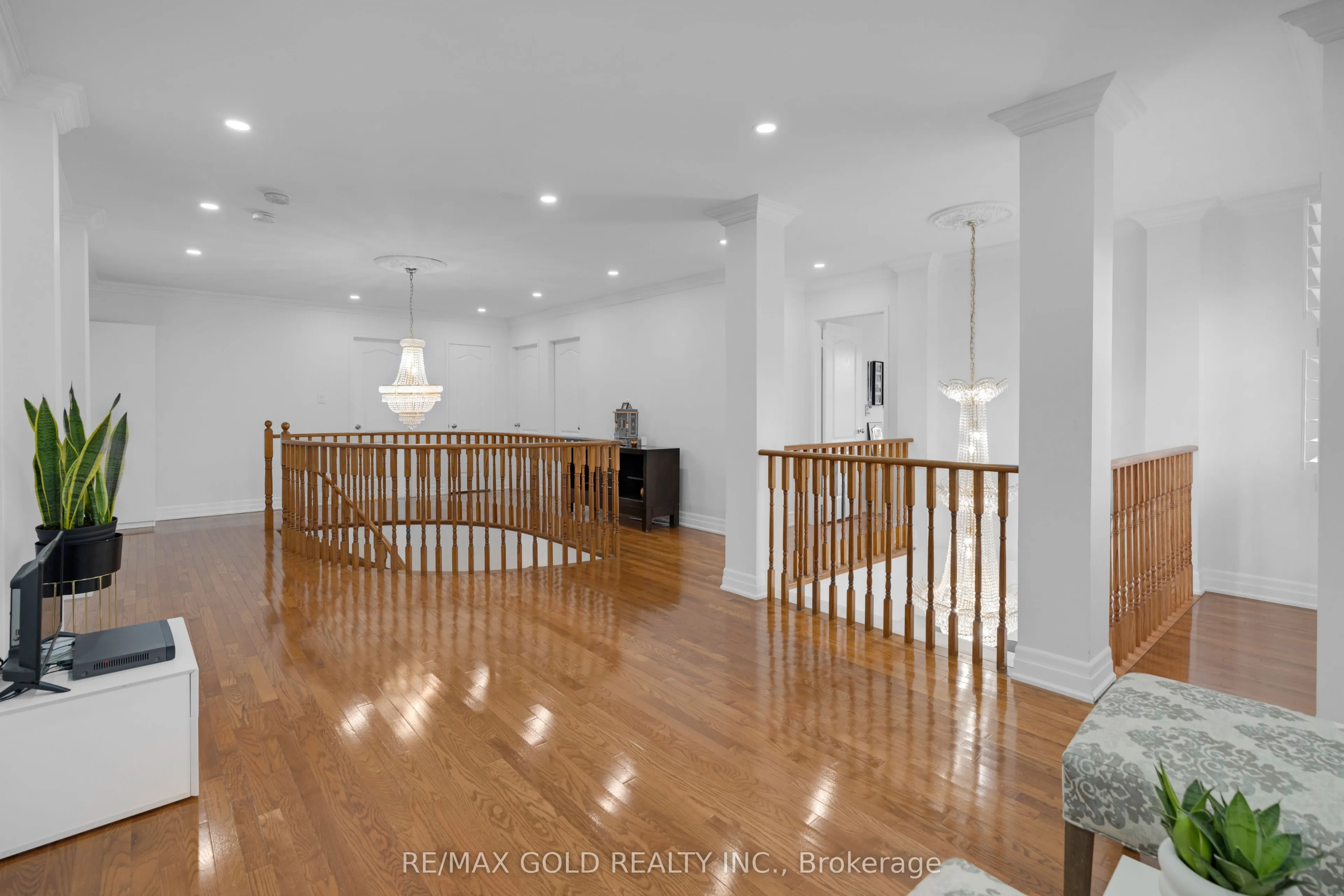 52 LINDERWOOD Drive N