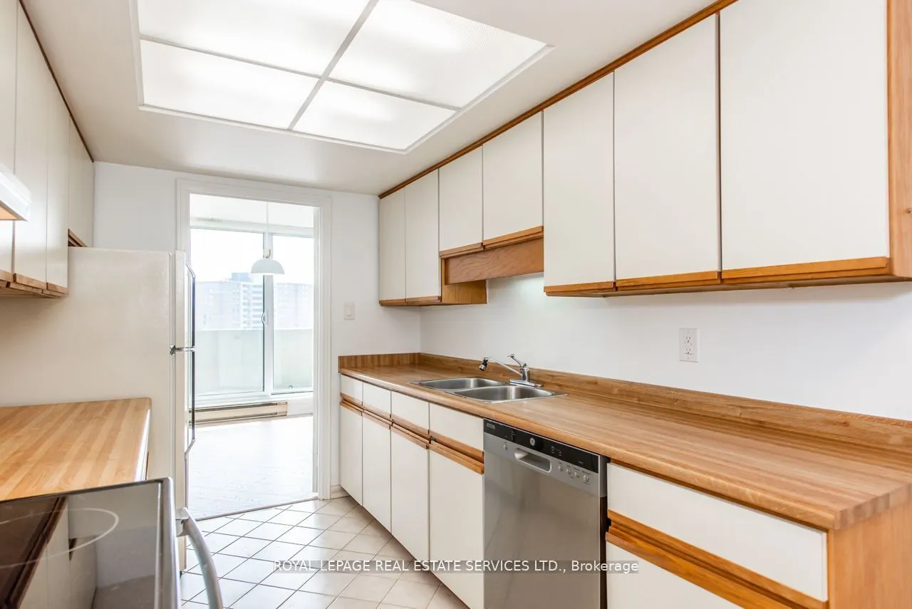 95 La Rose Avenue, #1404