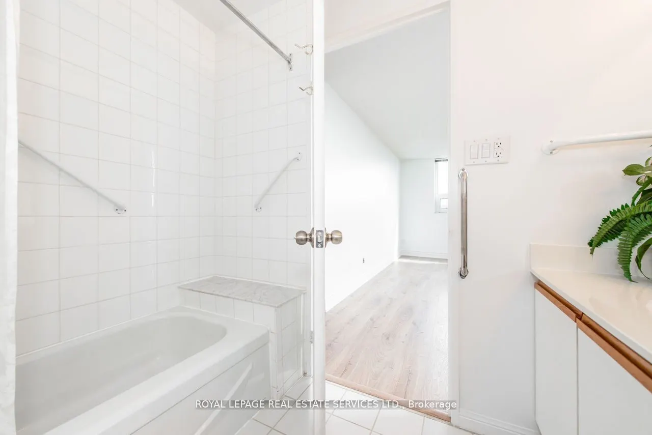 95 La Rose Avenue, #1404