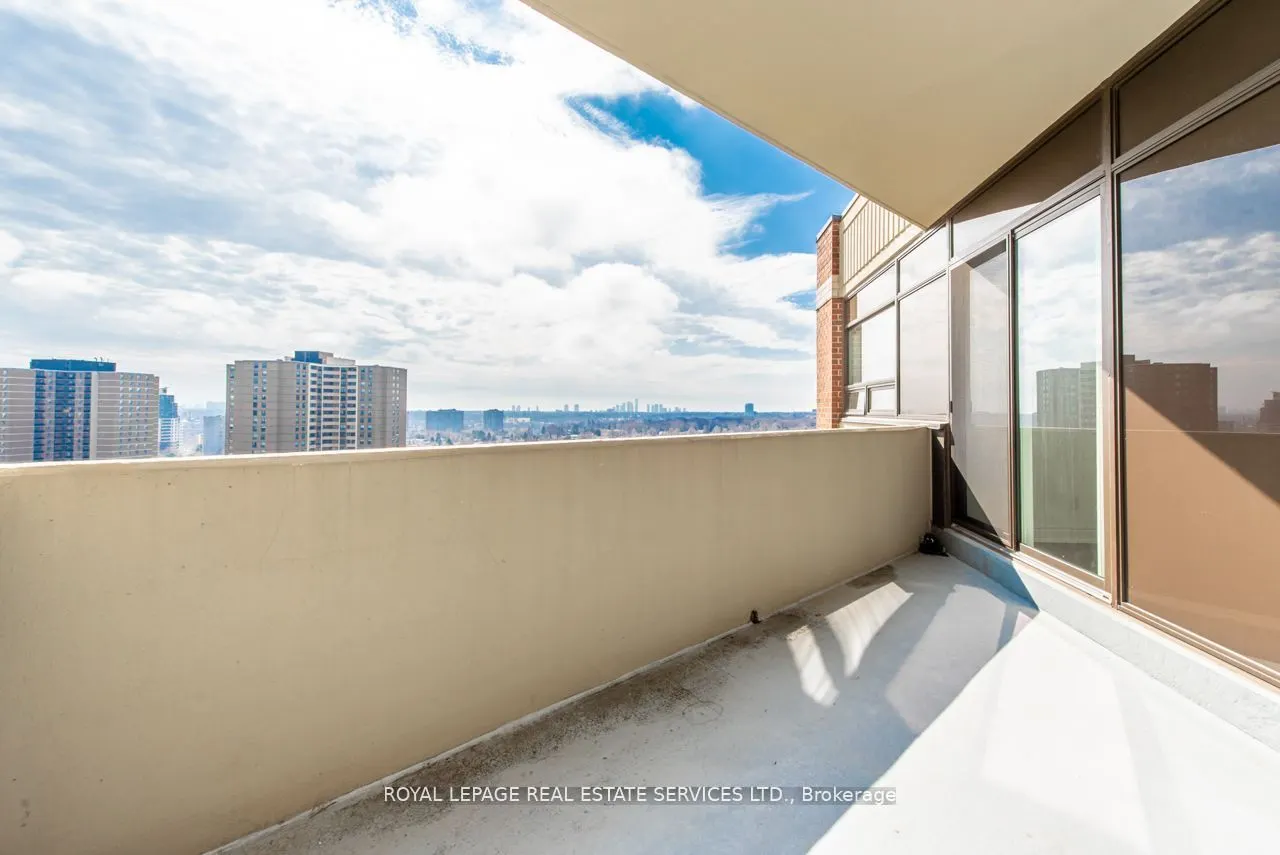 95 La Rose Avenue, #1404