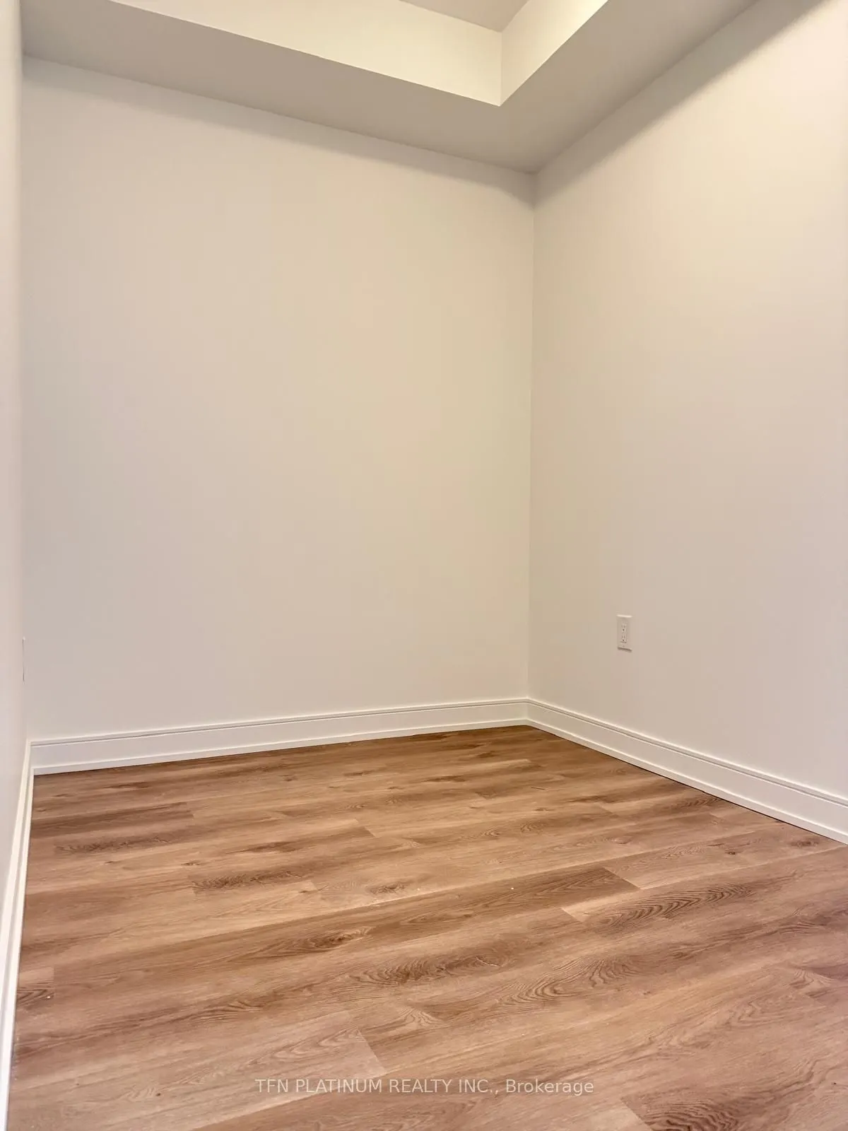 89 Dundas Street W, #222