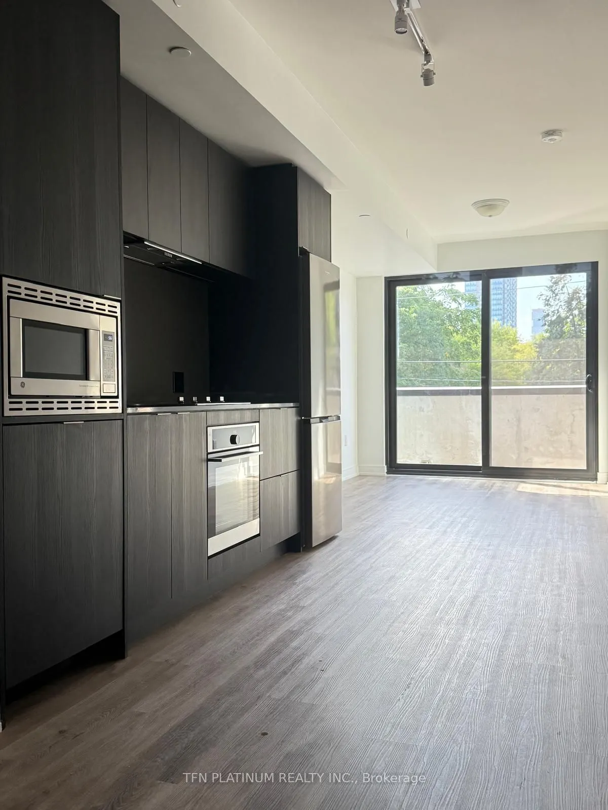 89 Dundas Street W, #222