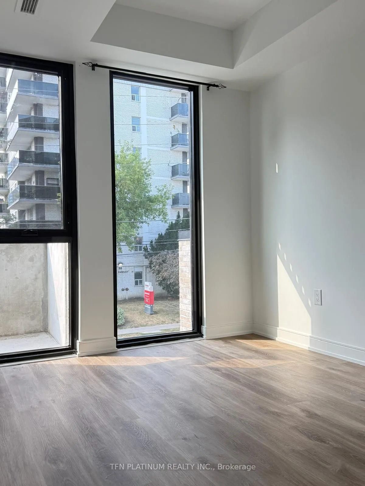 89 Dundas Street W, #222