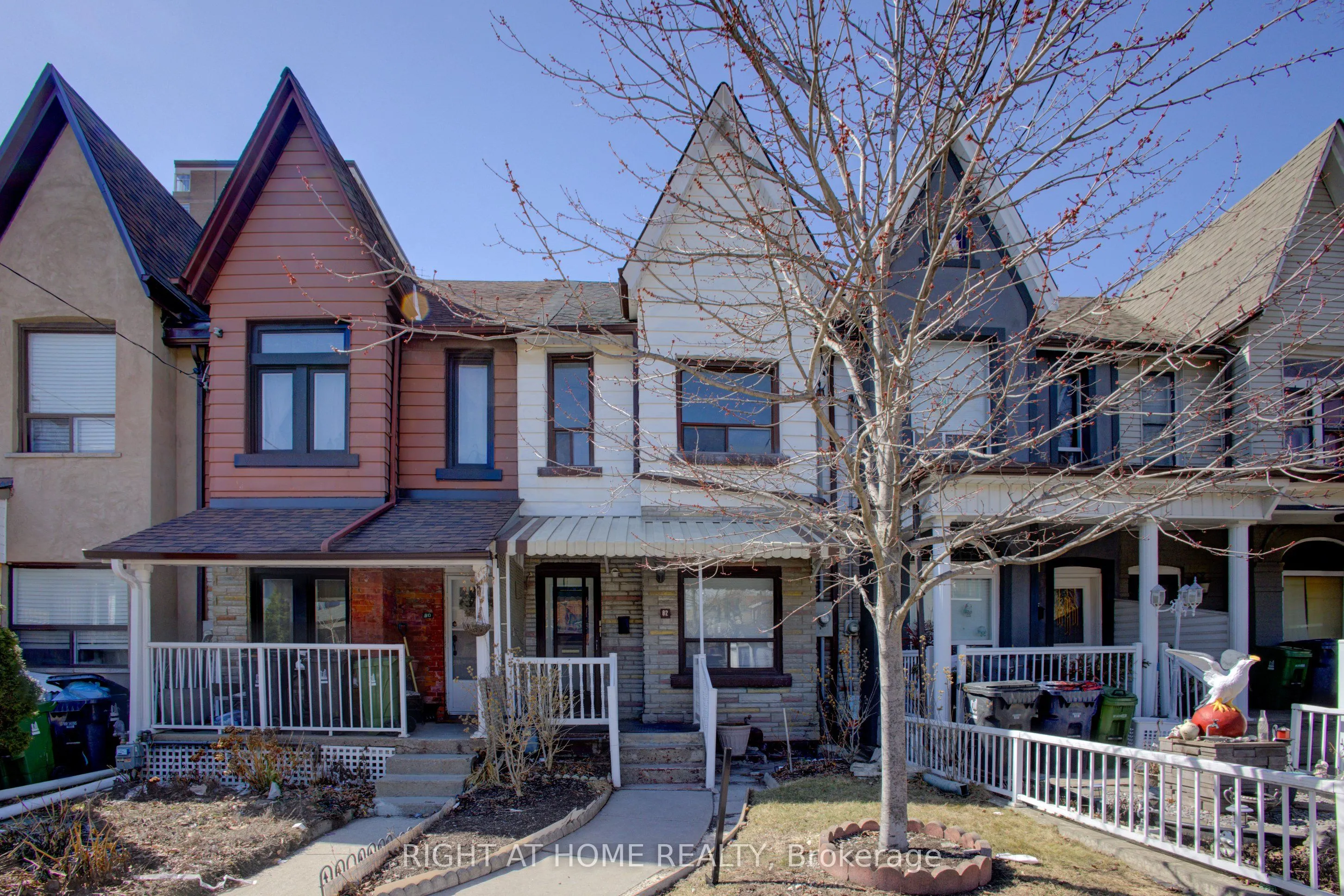 82 Uxbridge Avenue E