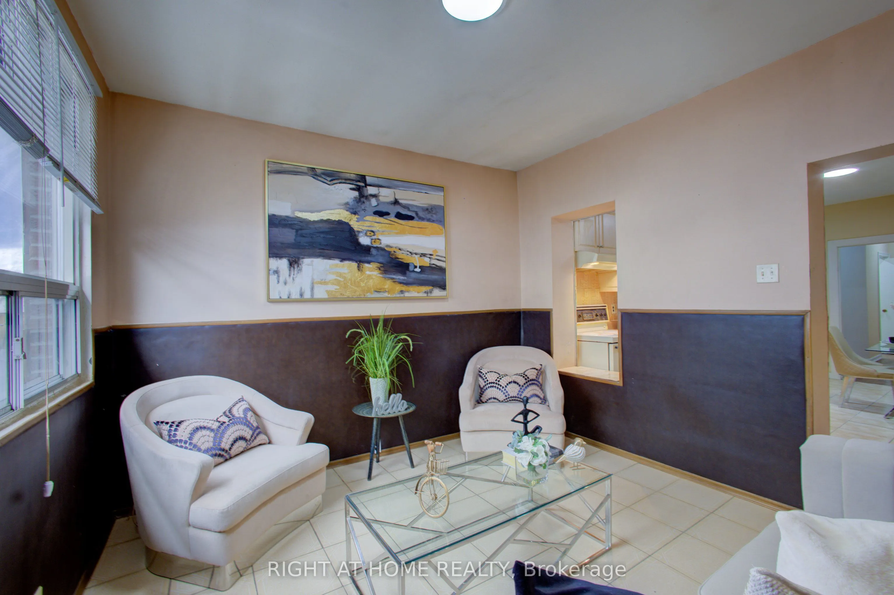 82 Uxbridge Avenue E