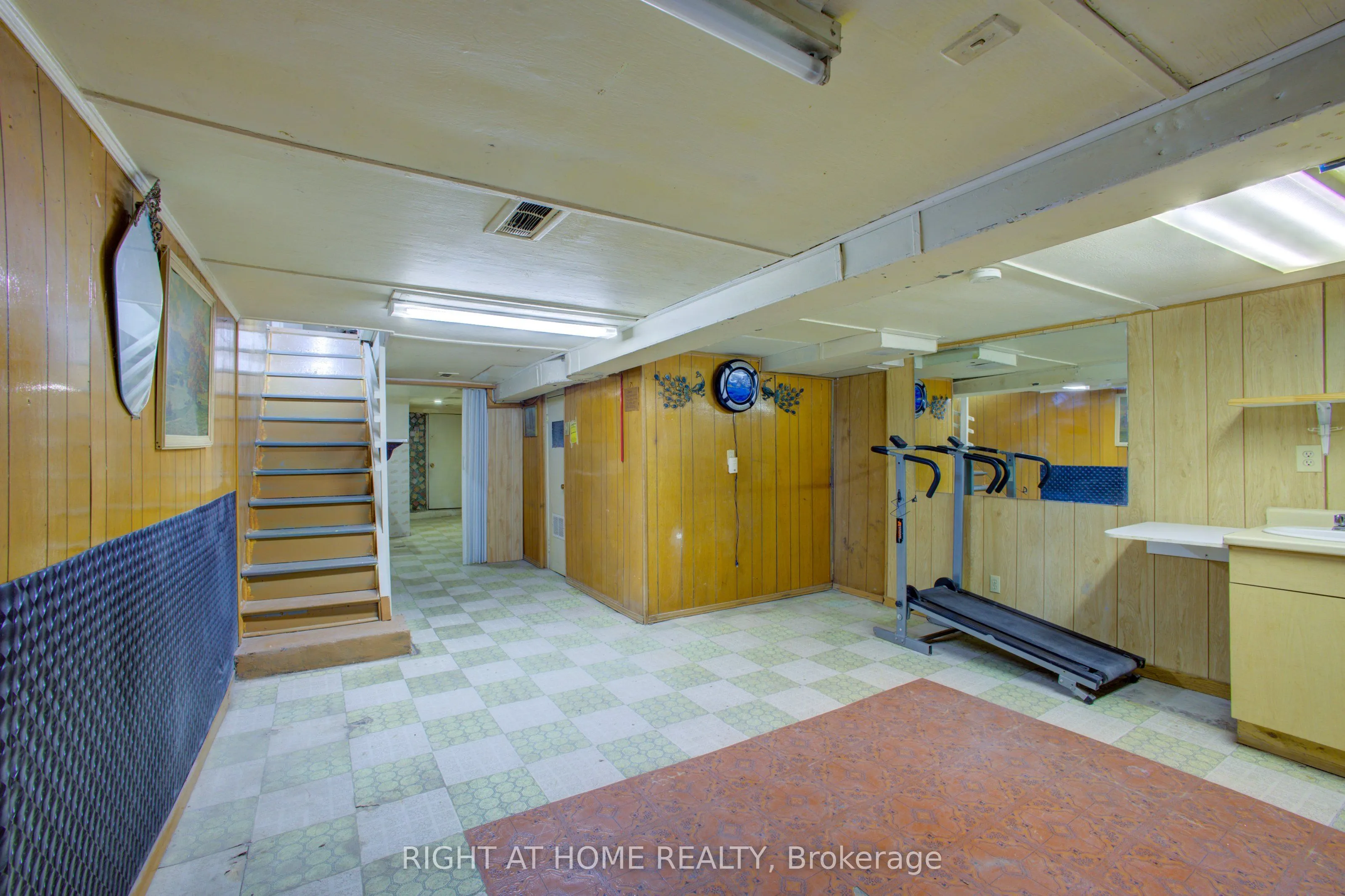 82 Uxbridge Avenue E