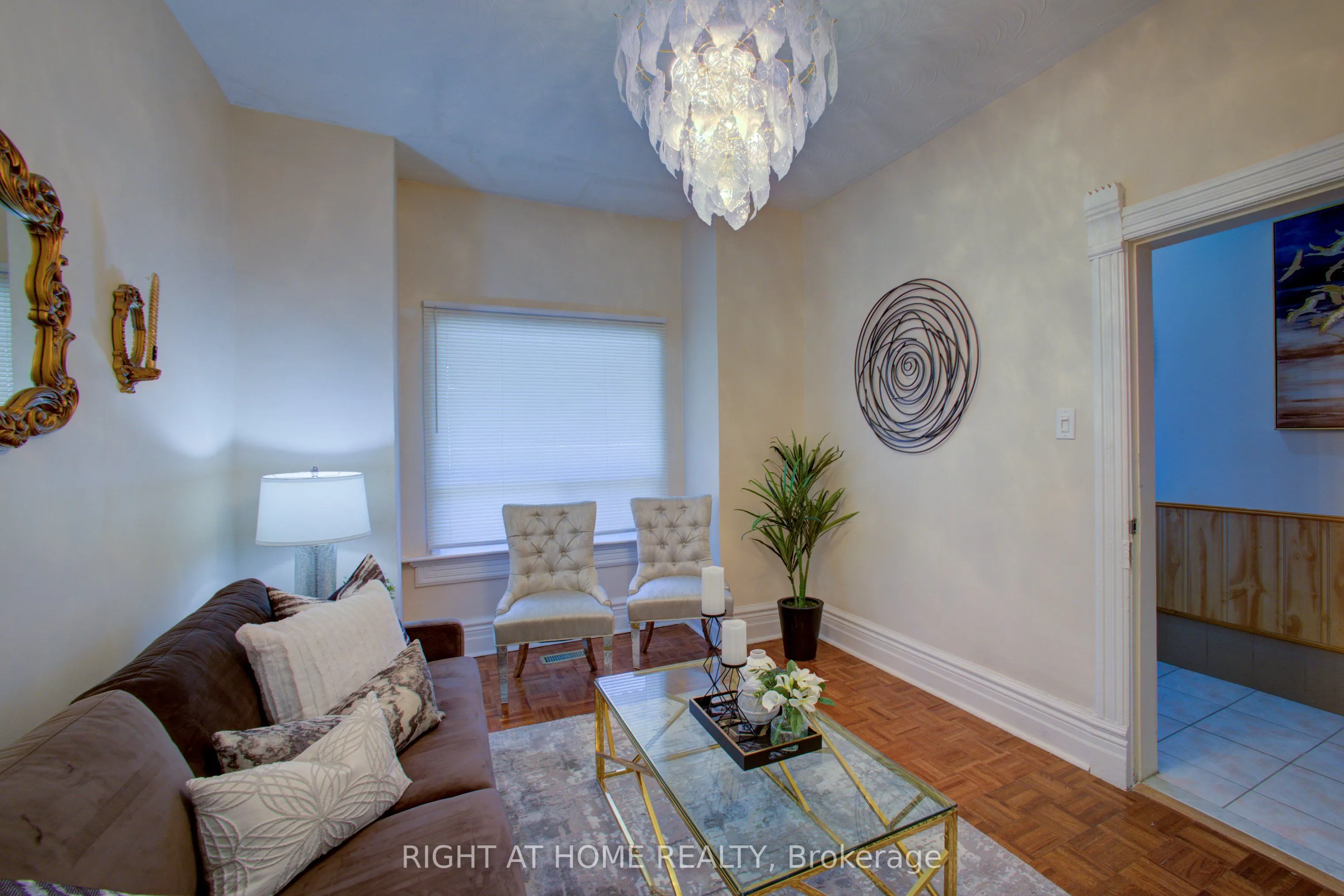 82 Uxbridge Avenue E
