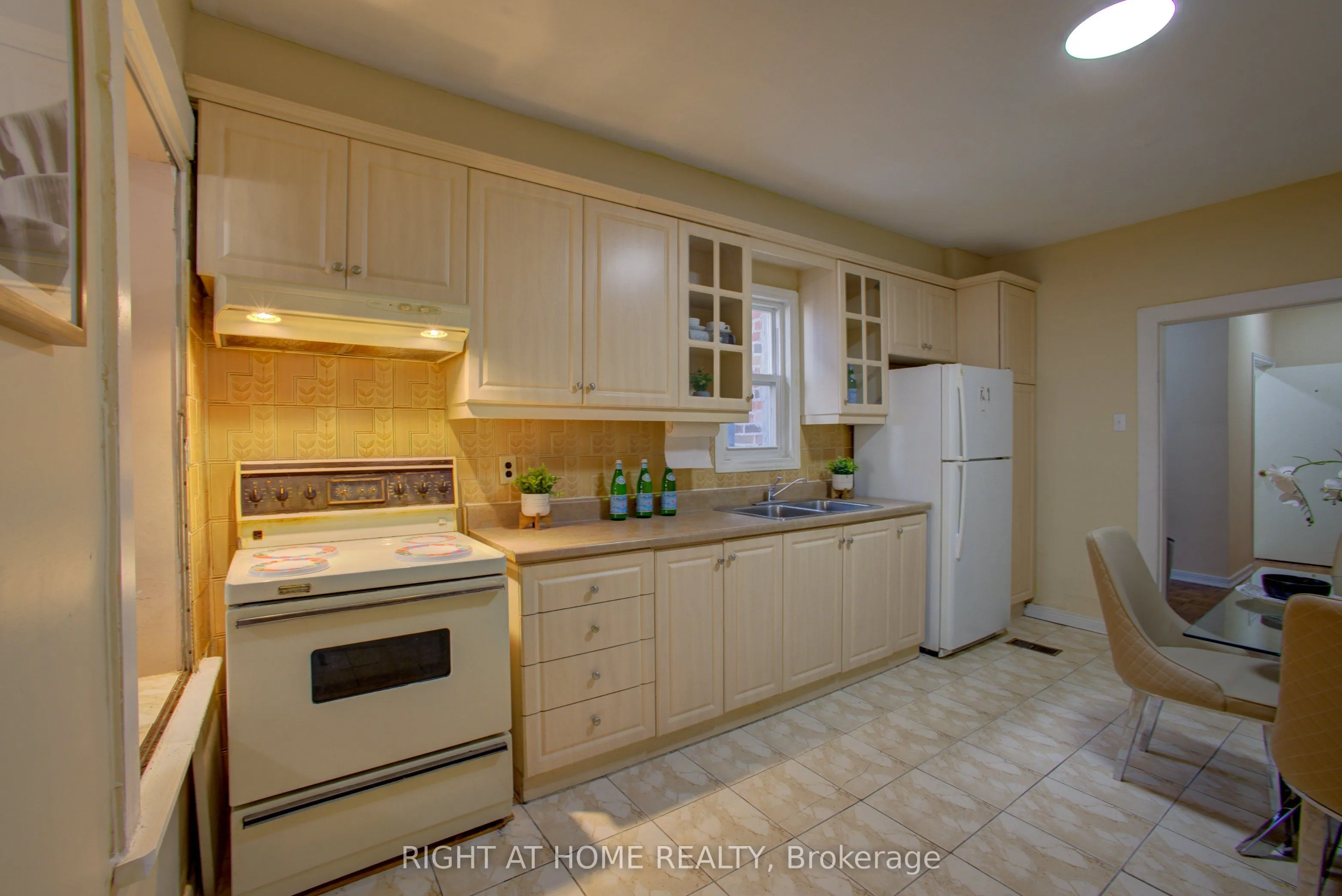 82 Uxbridge Avenue E