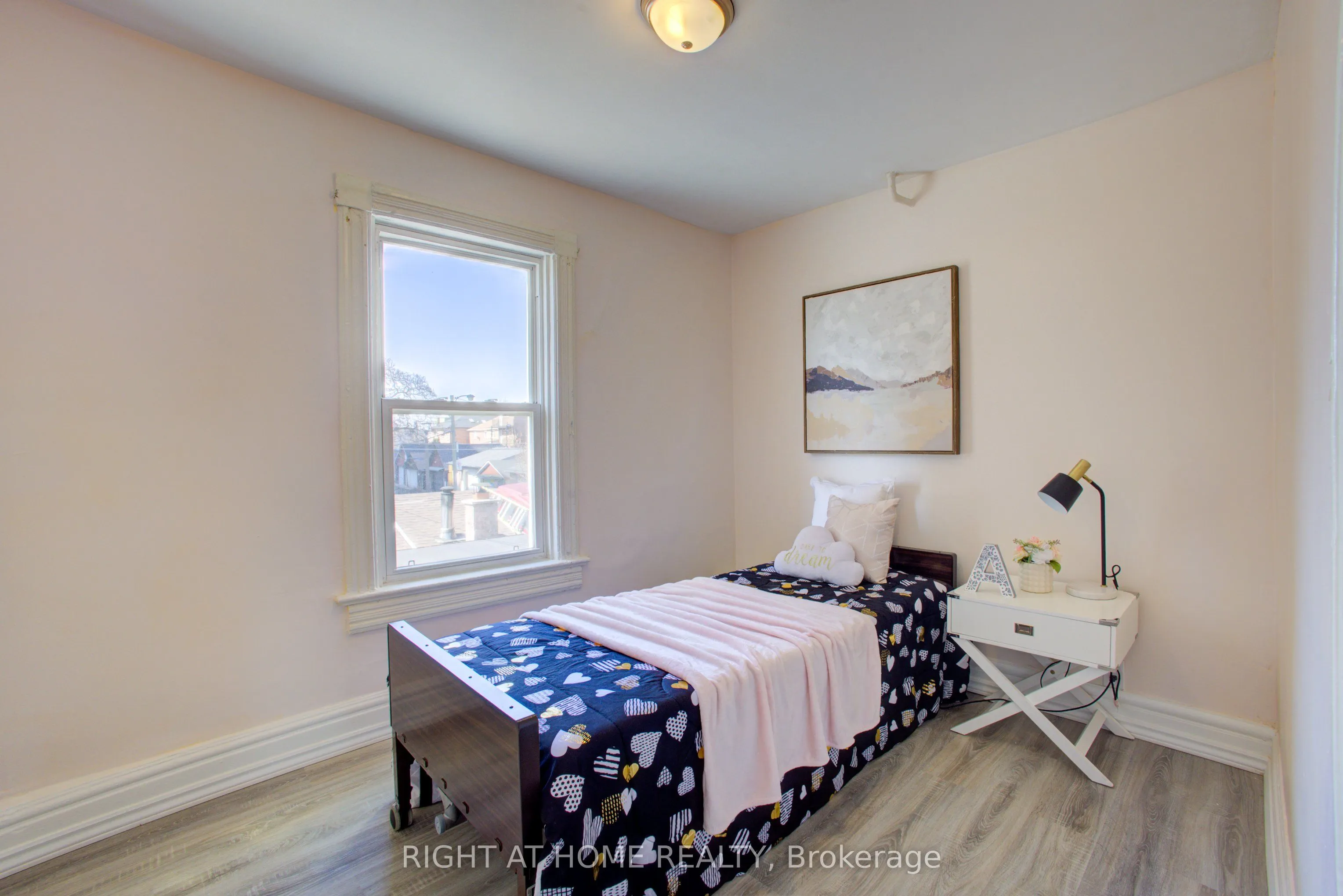 82 Uxbridge Avenue E