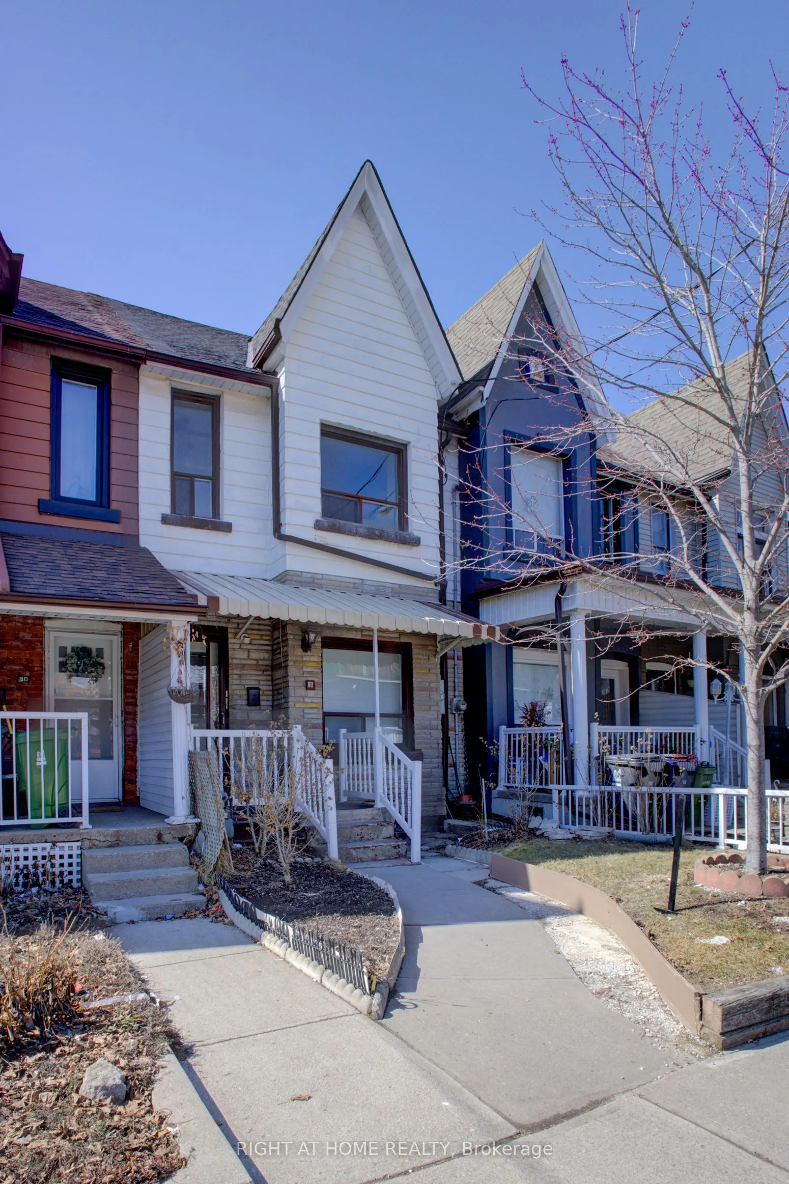 82 Uxbridge Avenue E