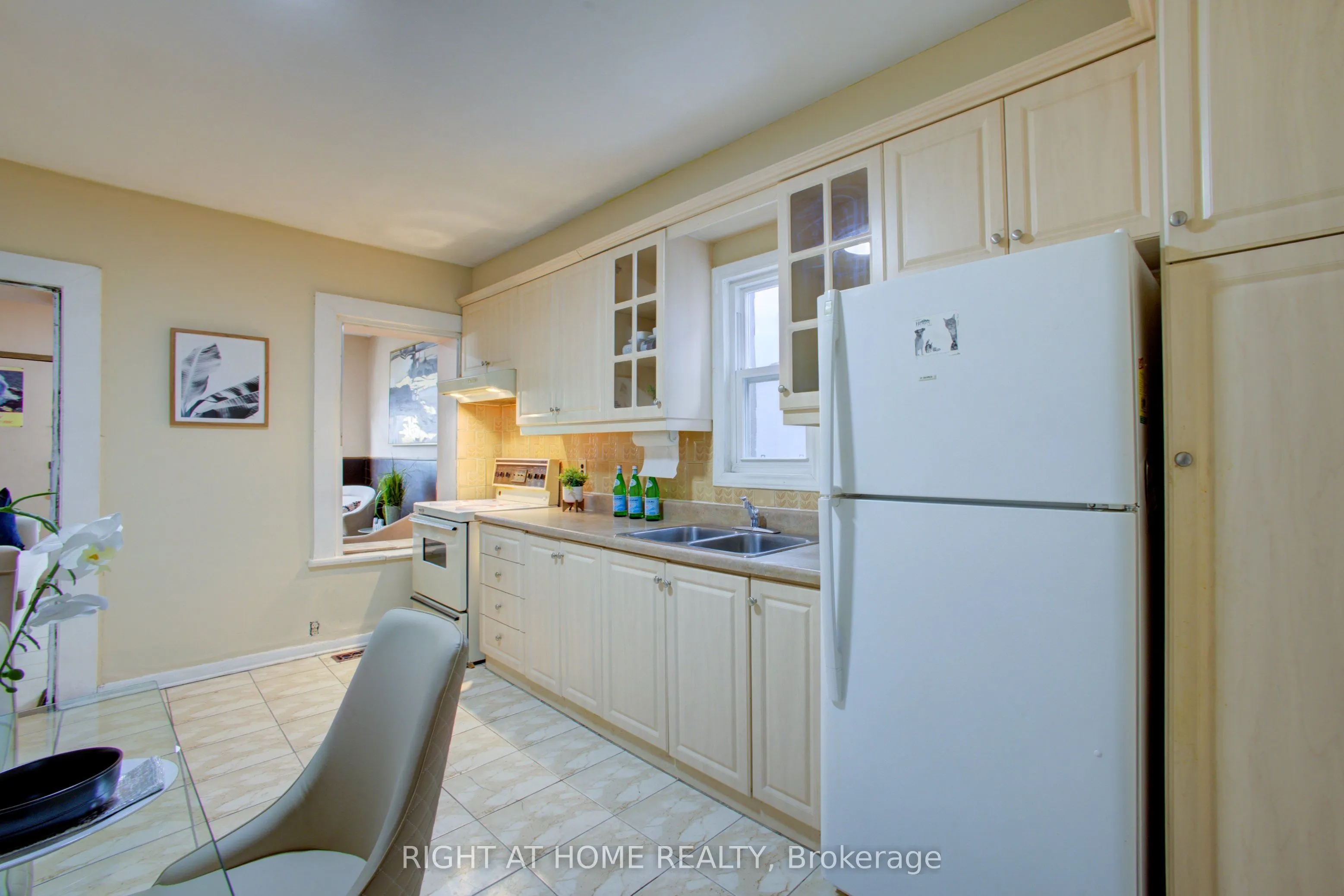 82 Uxbridge Avenue E