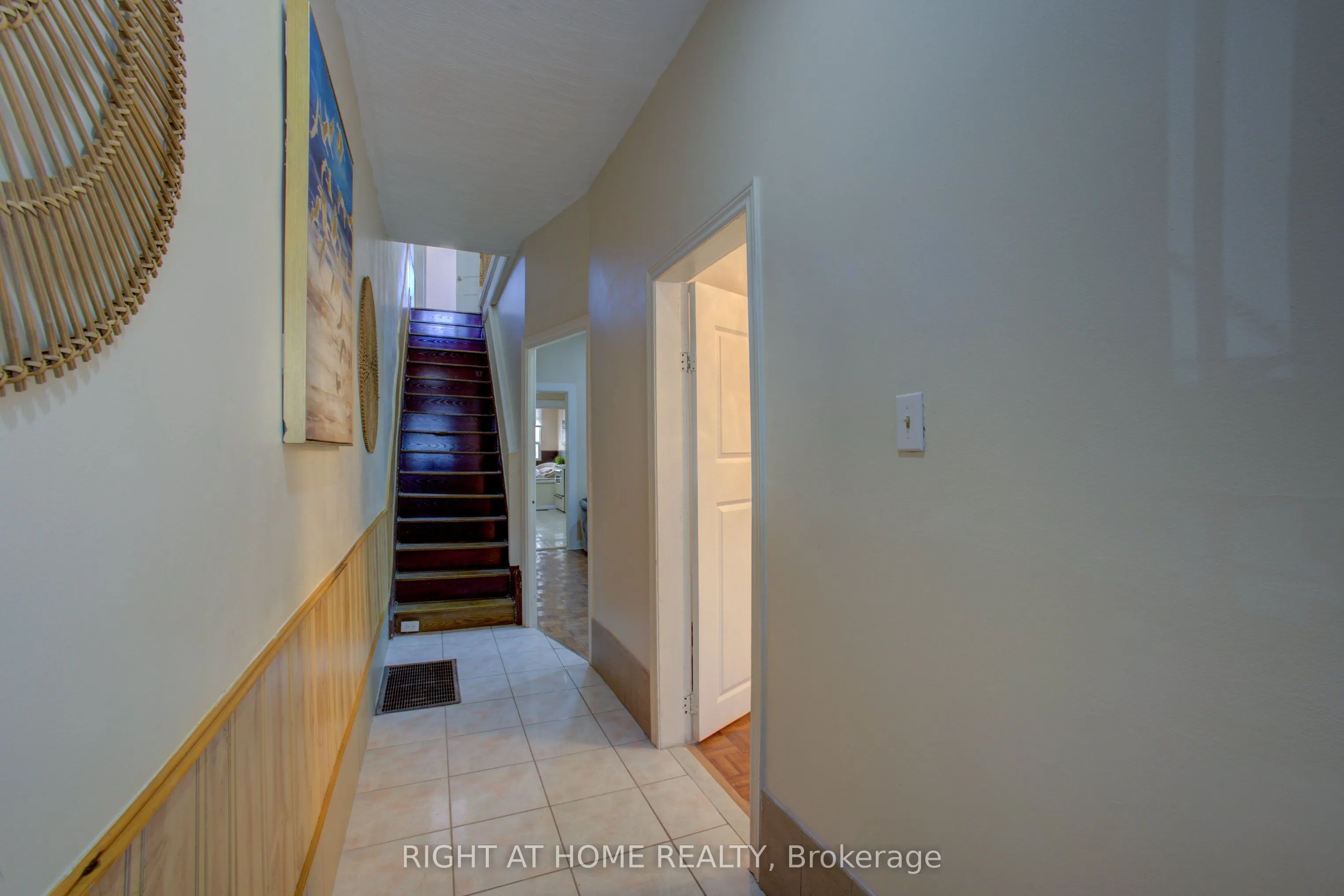 82 Uxbridge Avenue E
