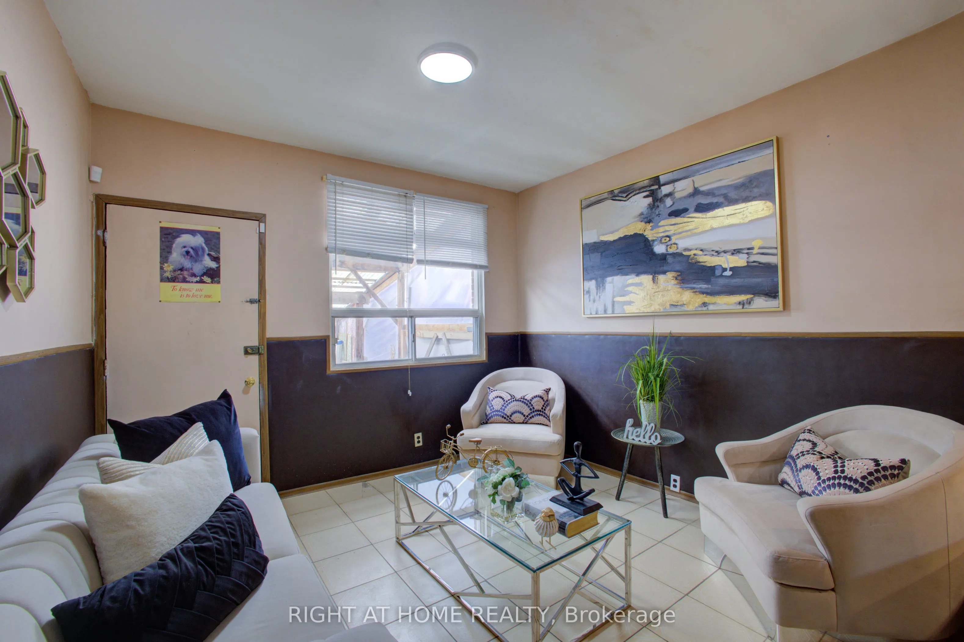 82 Uxbridge Avenue E