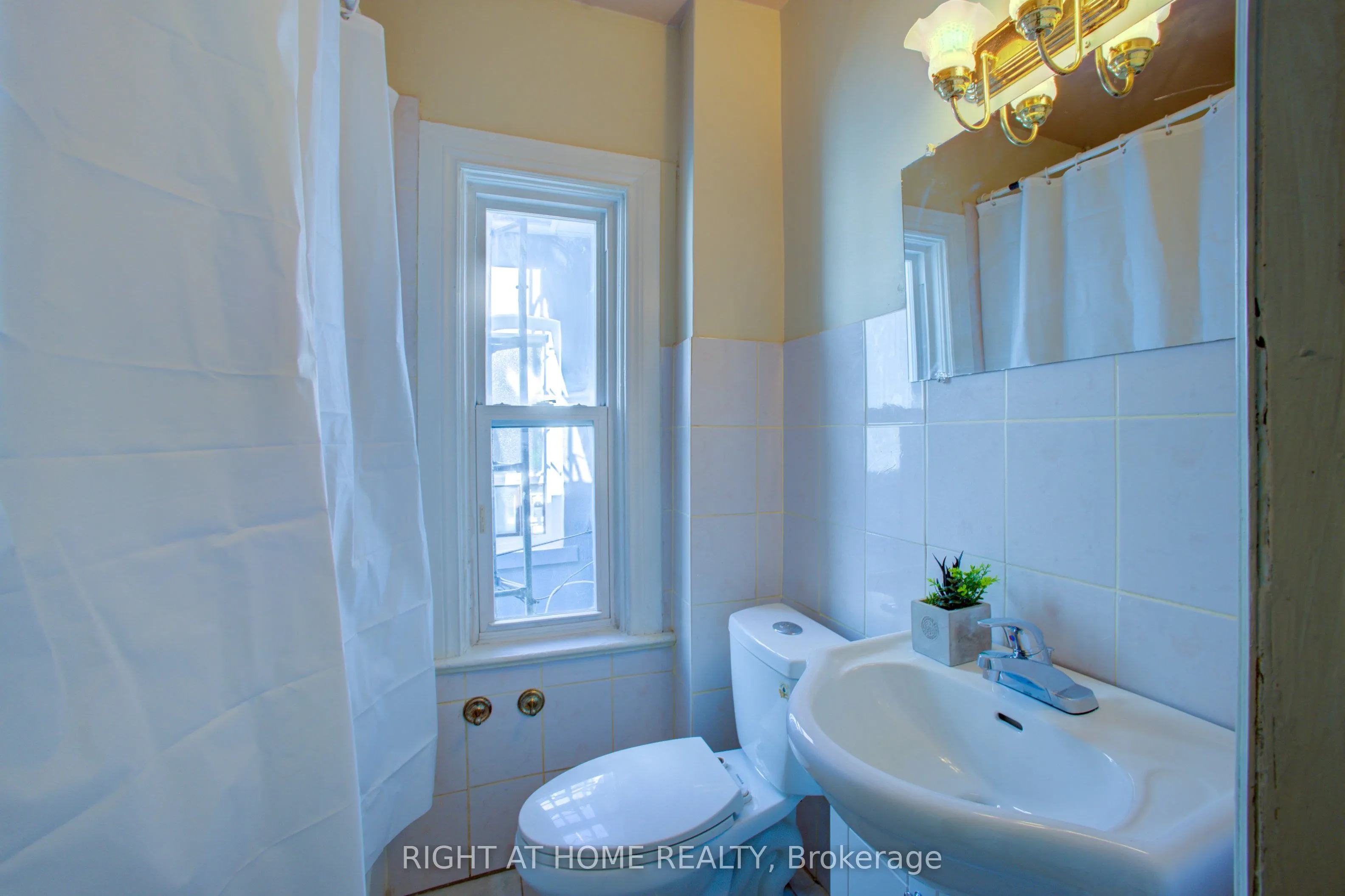 82 Uxbridge Avenue E