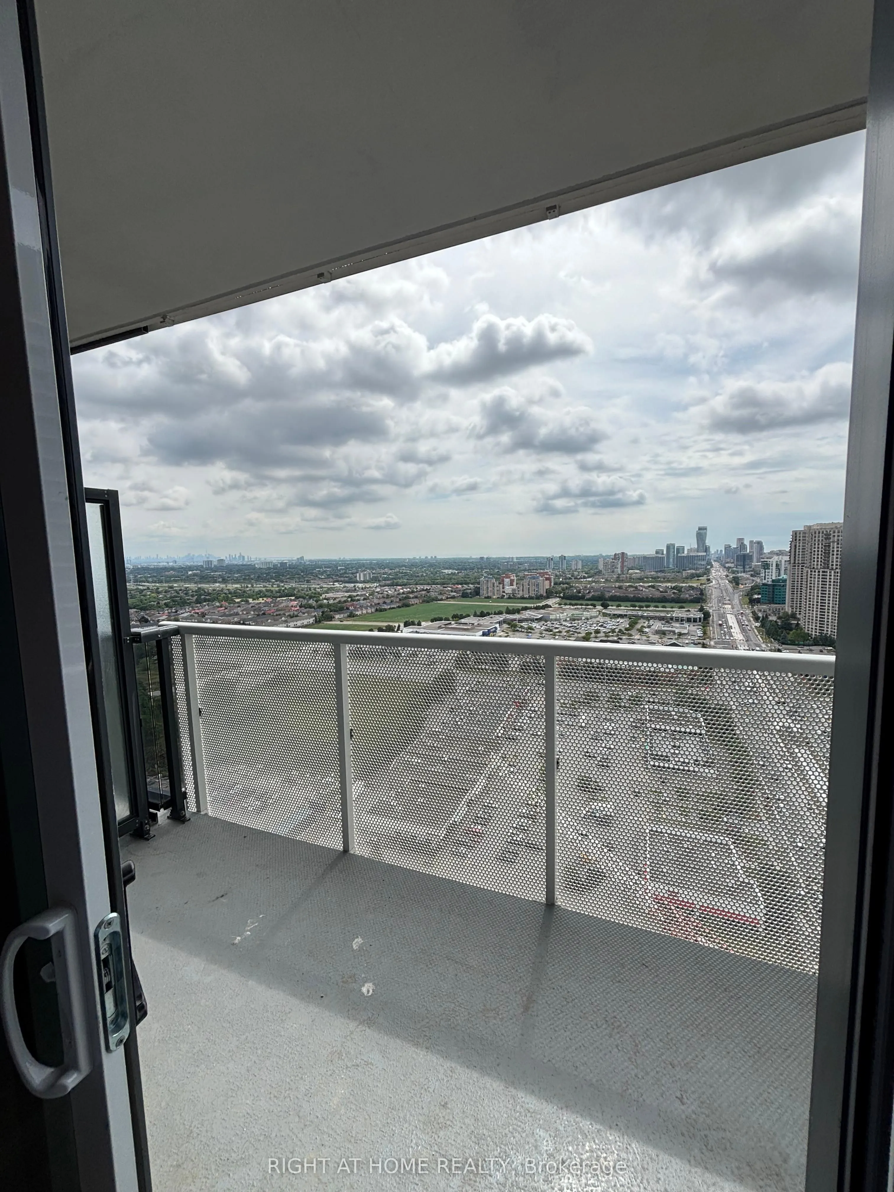 5081 HURONTARIO Street, #2704
