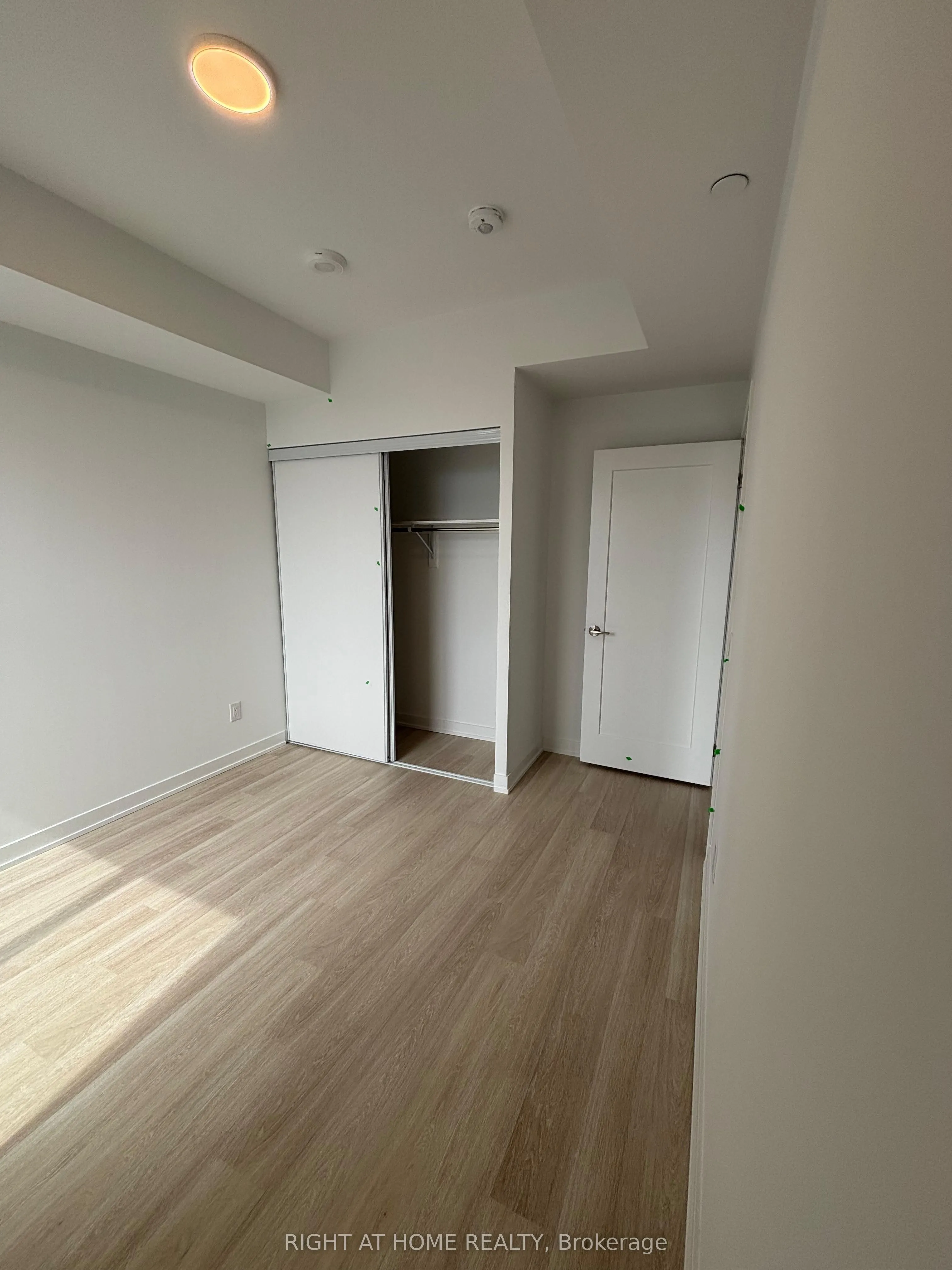 5081 HURONTARIO Street, #2704