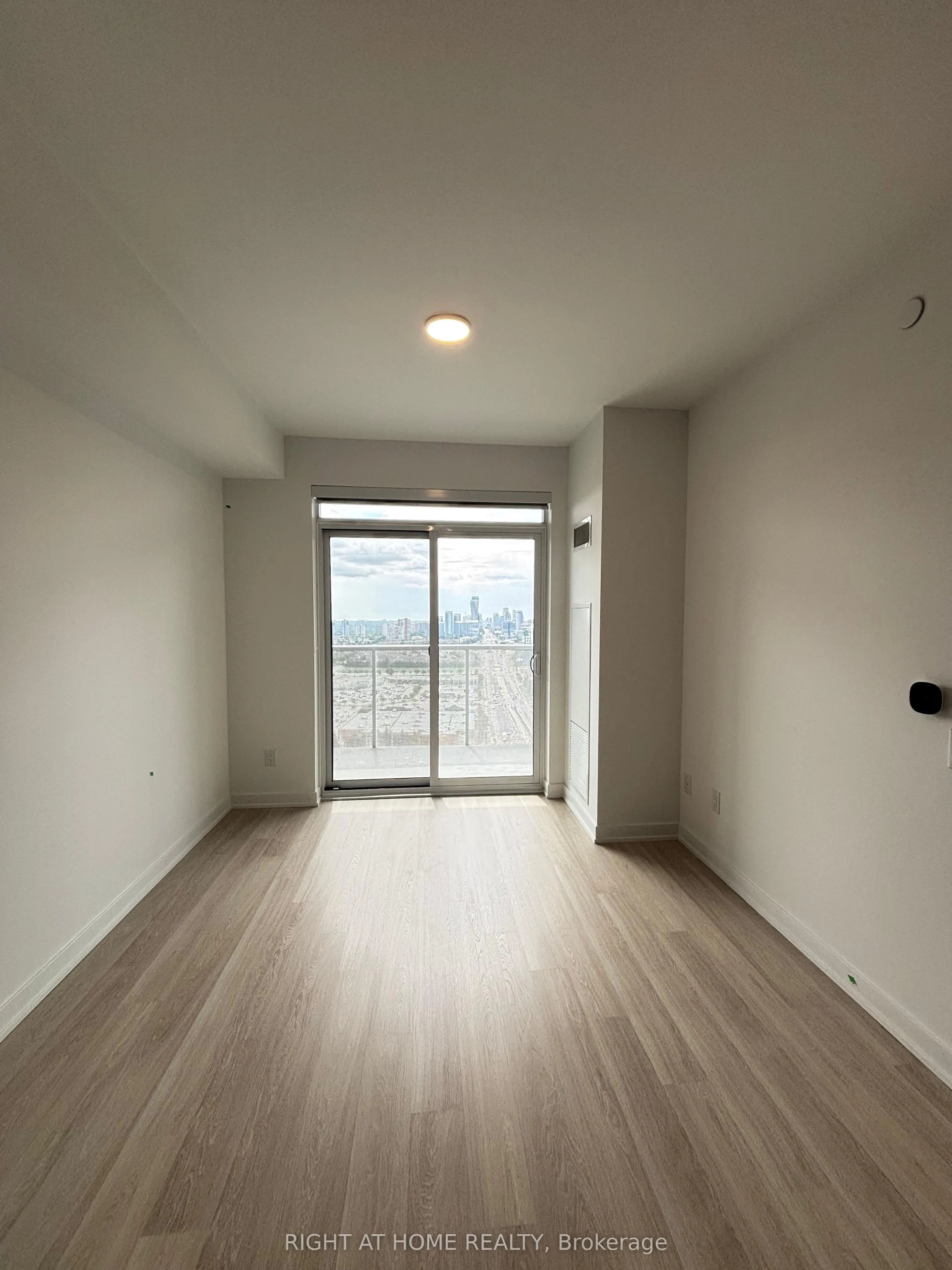 5081 HURONTARIO Street, #2704