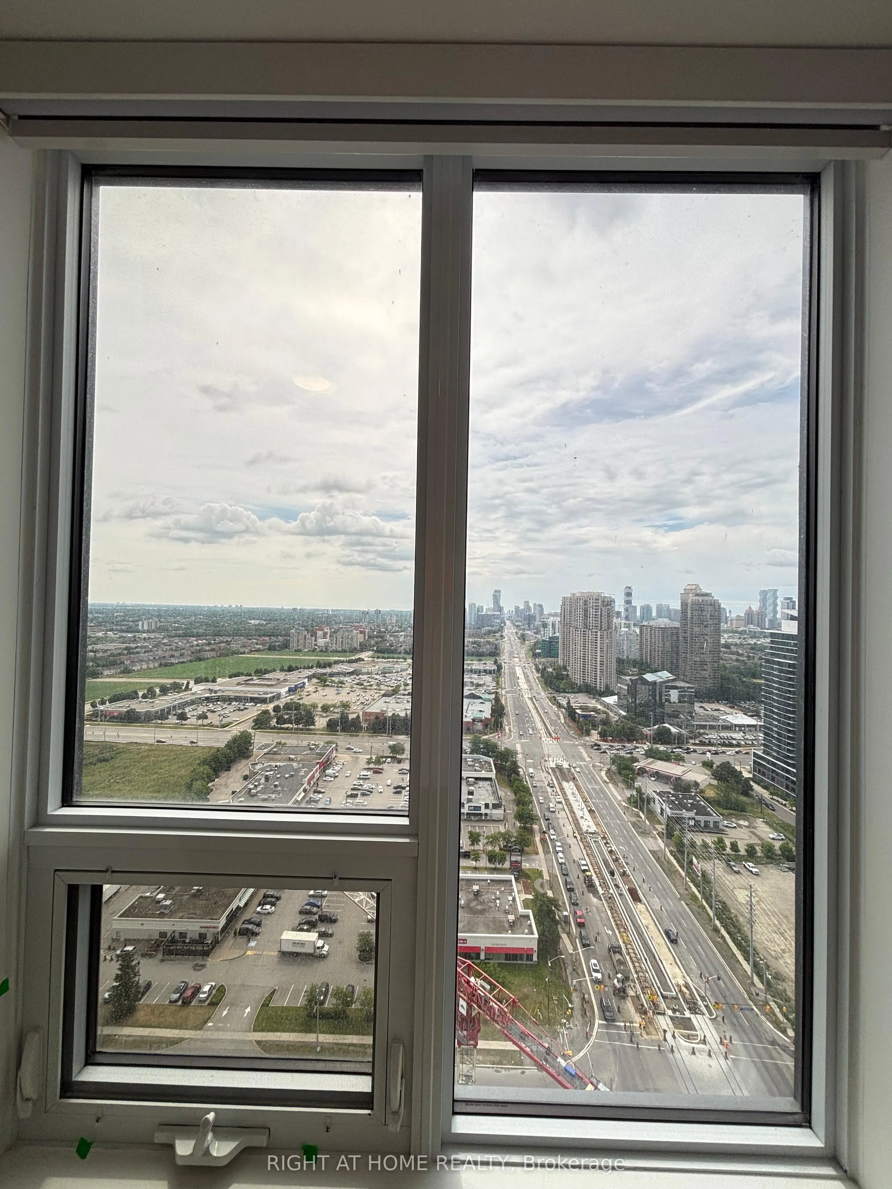 5081 HURONTARIO Street, #2704