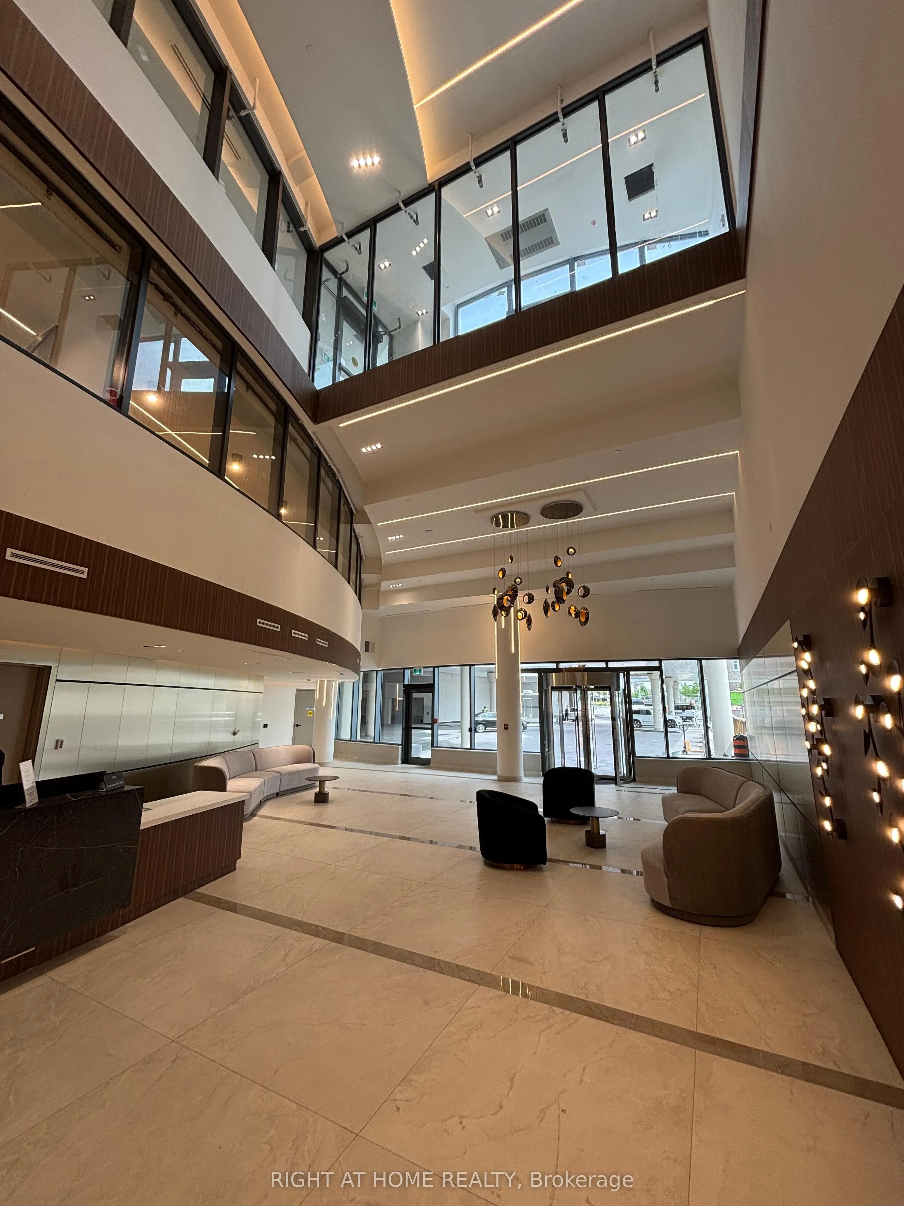 5081 HURONTARIO Street, #2704