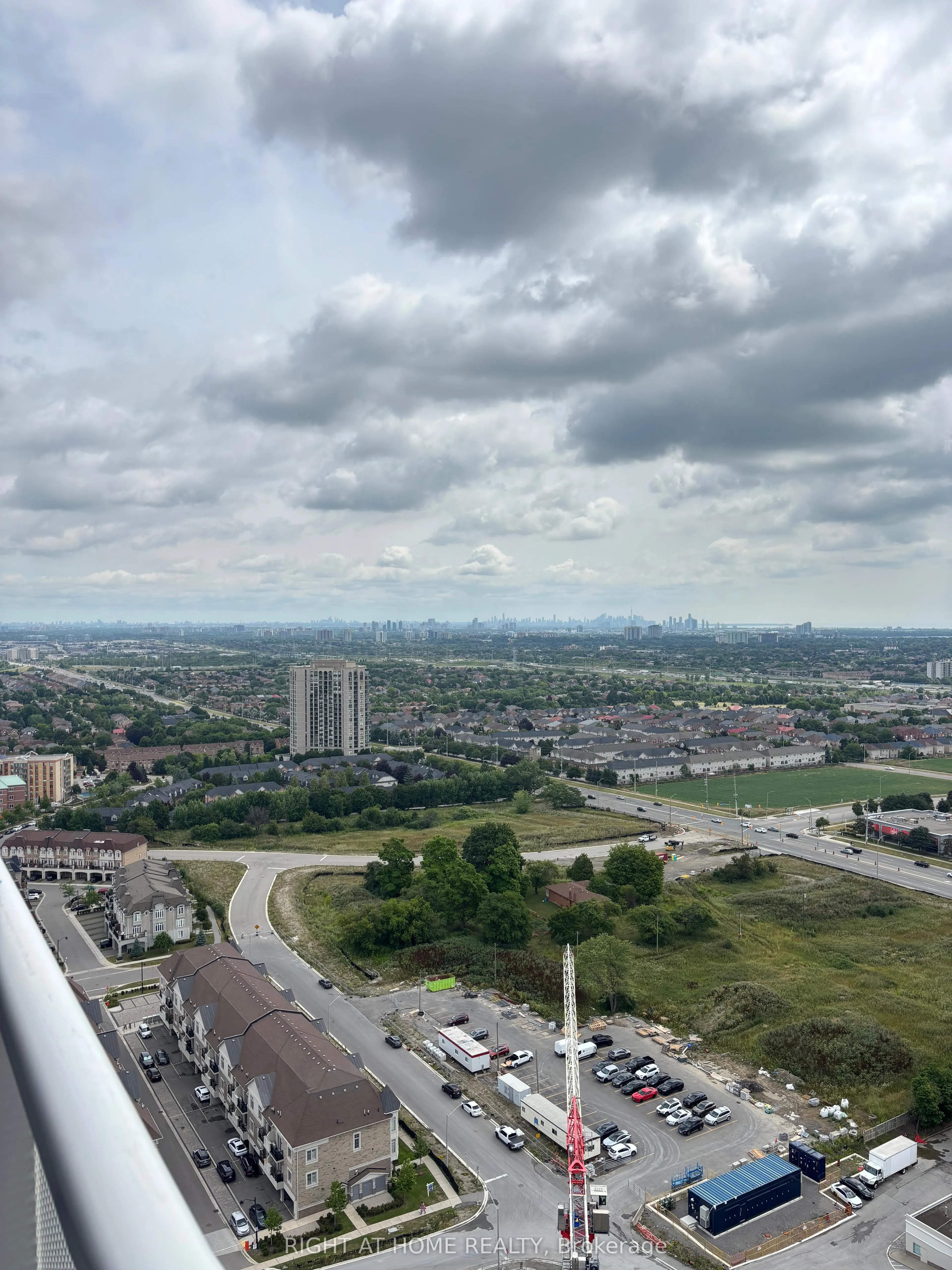 5081 HURONTARIO Street, #2704